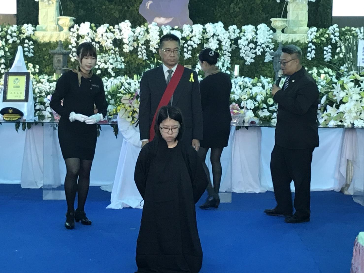 內政部長徐國勇擔任告別式點主官，並代頒行政院一等楷模獎章。（鐵路警察局提供）