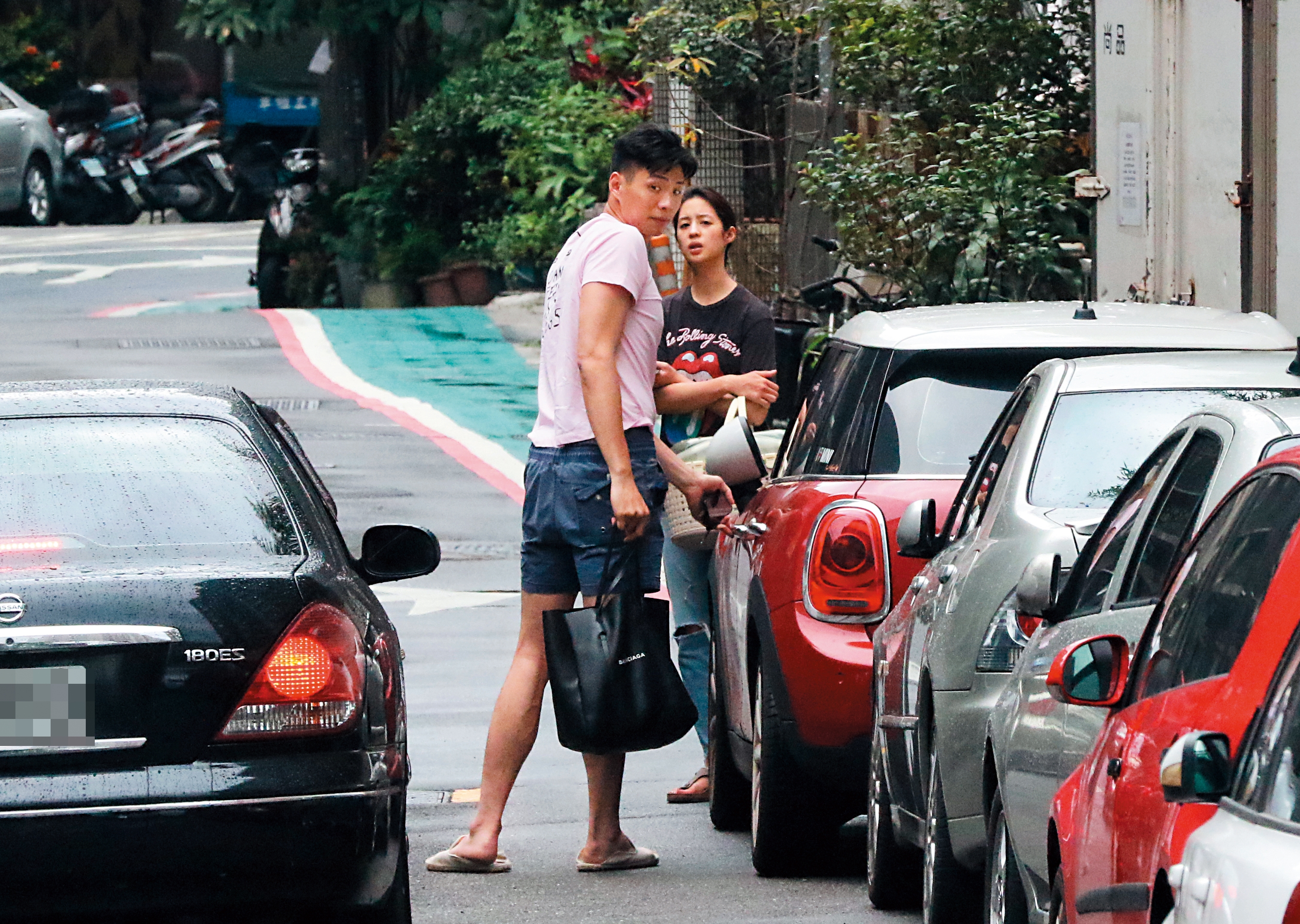 15：40，鍾秀鼐（左）離開莫允雯（右）在新北市新店的家後，拿了一堆東西回自己家，果然兩人感情已經穩定到住一起了。