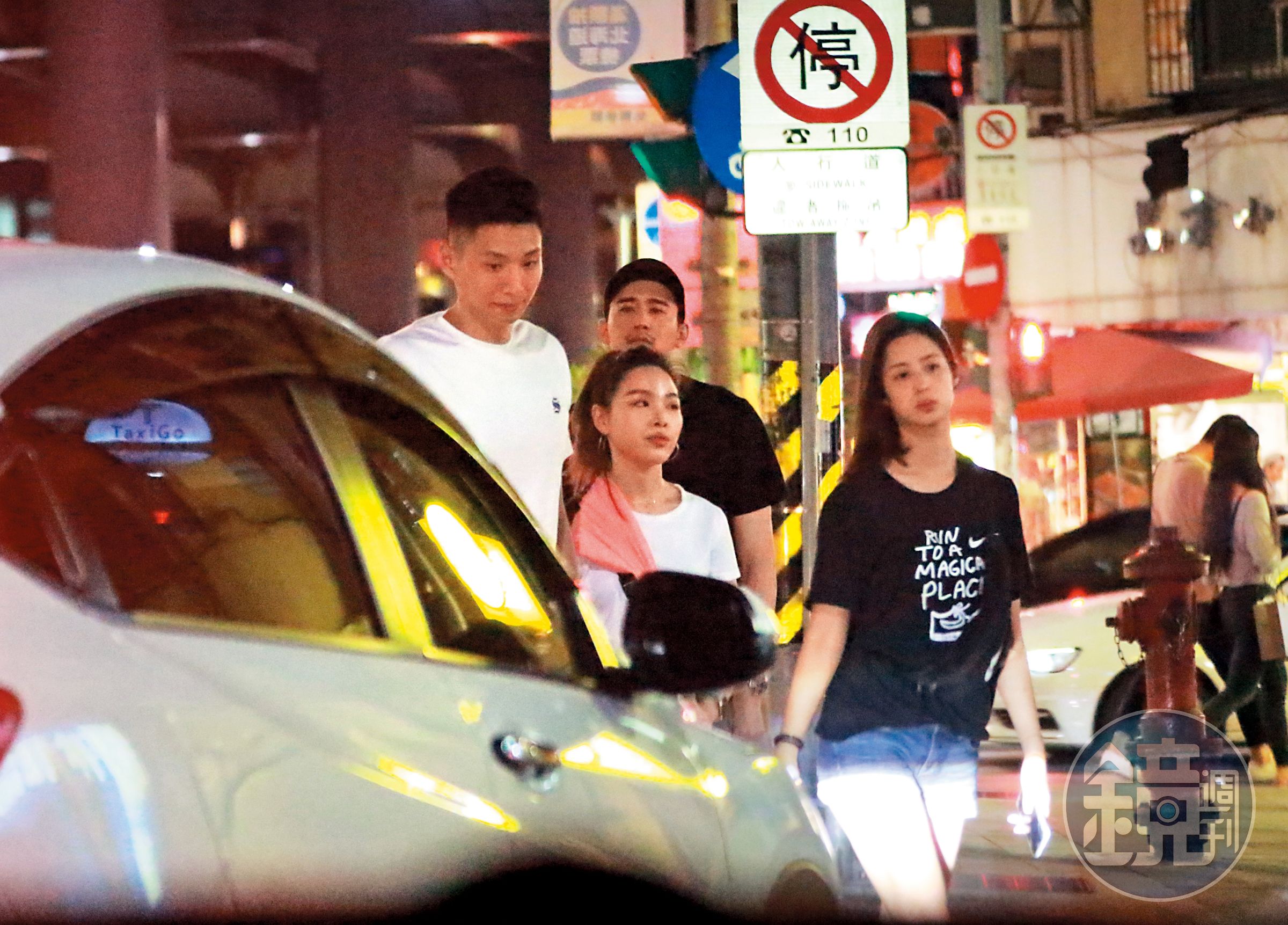20：08，過幾天後，莫允雯（右一）跟麻吉弟弟（後）碰面，兩人帶著各自的男、女朋友聚會，看似十分歡樂。