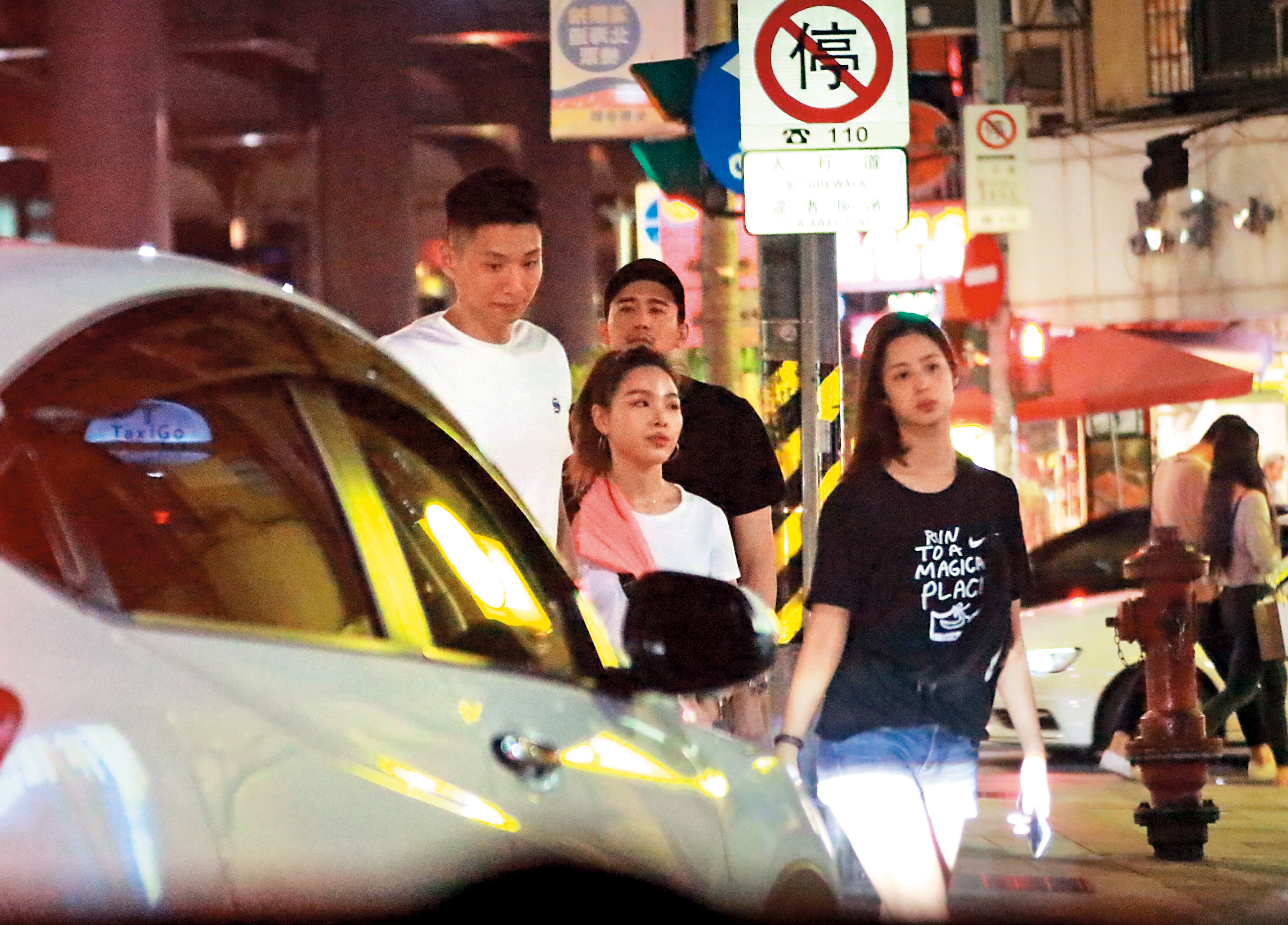 20：08，過幾天後，莫允雯（右一）跟麻吉弟弟（後）碰面，兩人帶著各自的男、女朋友聚會，看似十分歡樂。