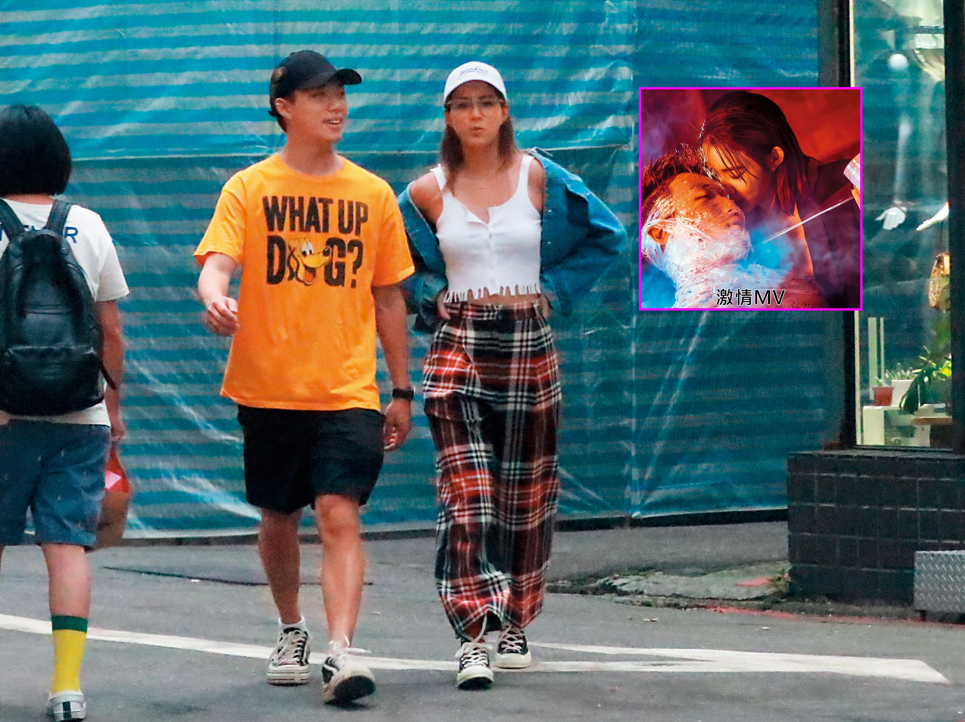 7月10日18：27，ØZI和女友Angelina一邊逛一邊談笑風生，相處輕鬆自然，Angelina胸前傲人雙峰呼之欲出。