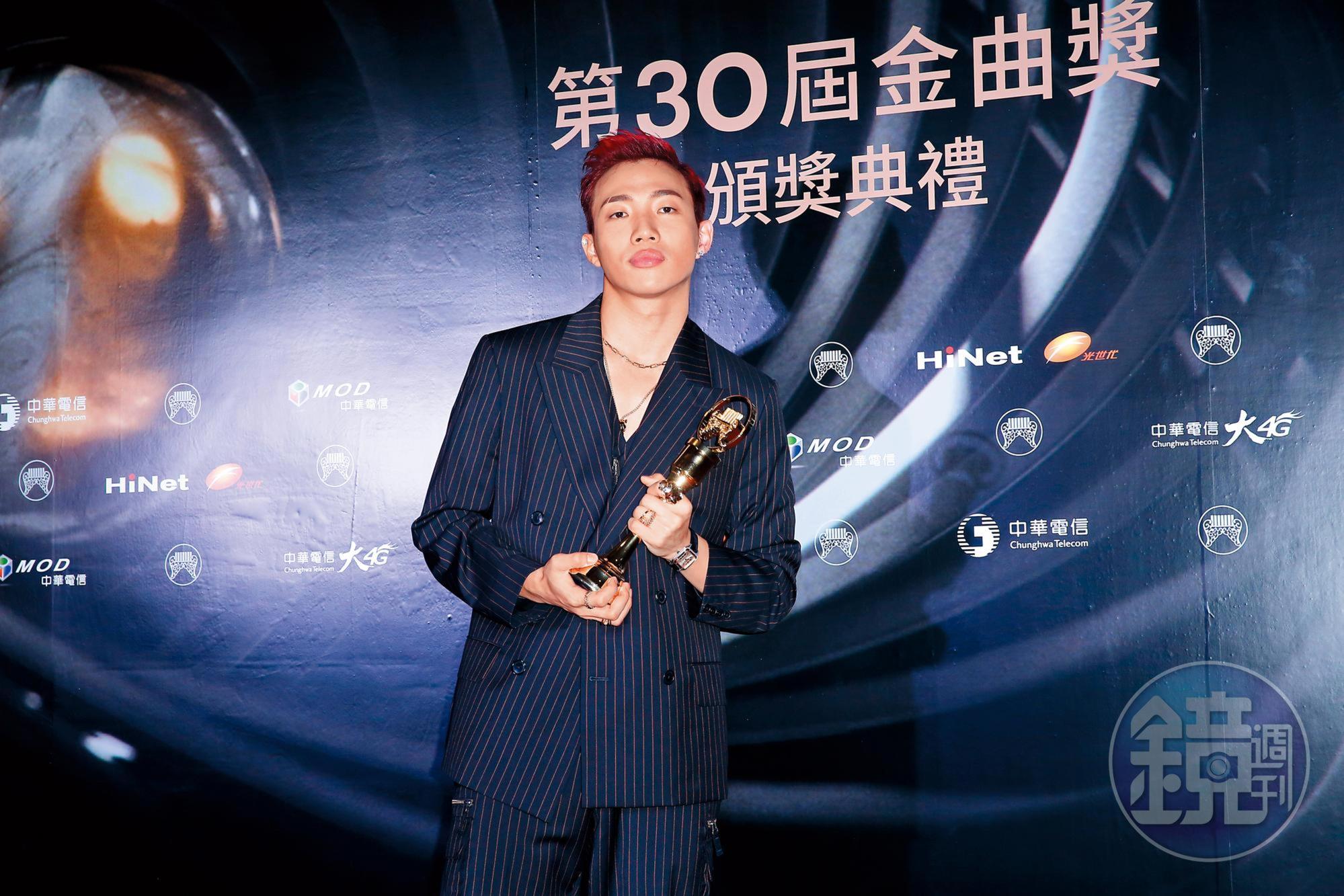 ØZI入圍這屆金曲6項大獎,最後獲得最佳新人獎,聲勢一飛沖天。