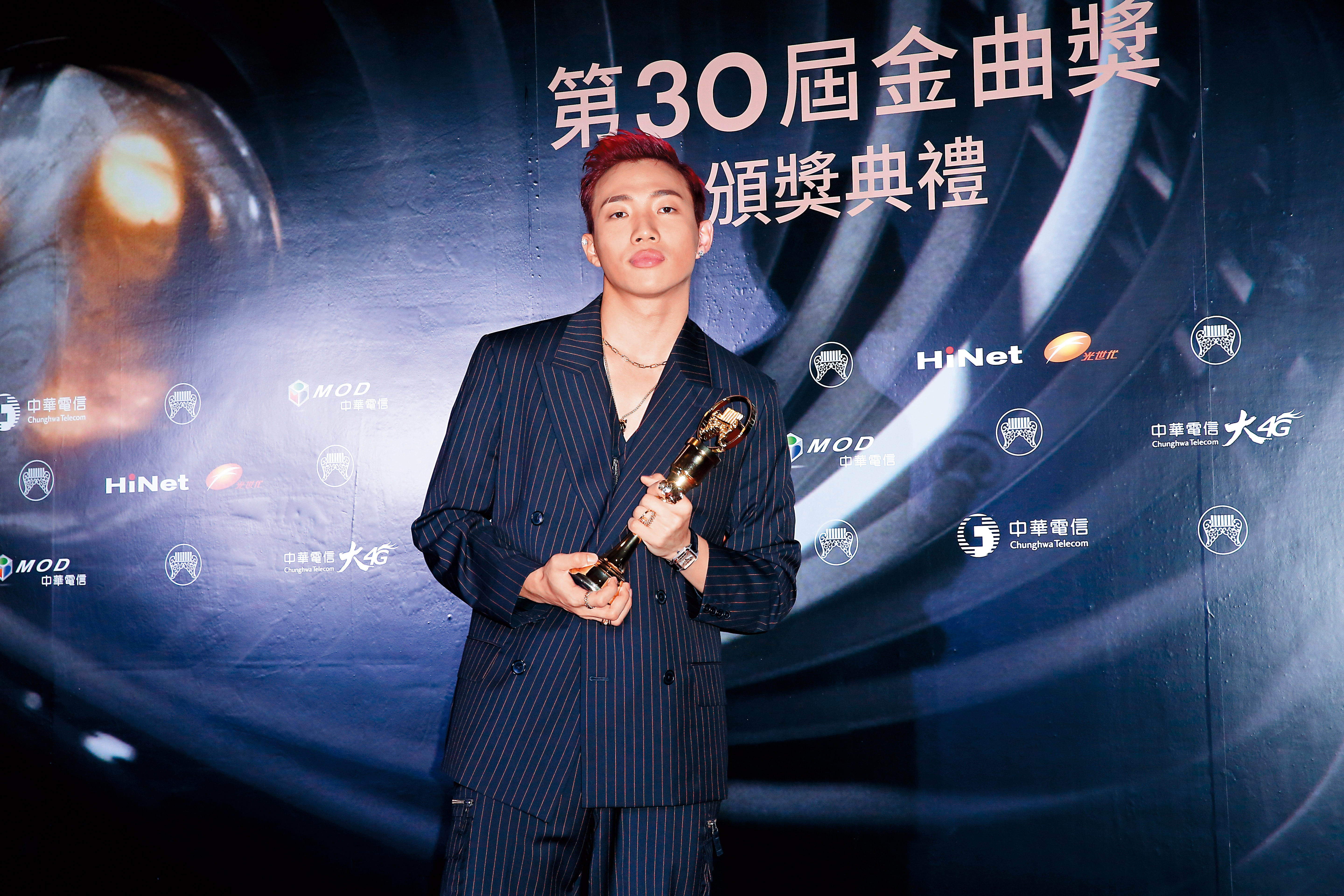 ØZI入圍這屆金曲6項大獎，最後獲得最佳新人獎，聲勢一飛沖天。