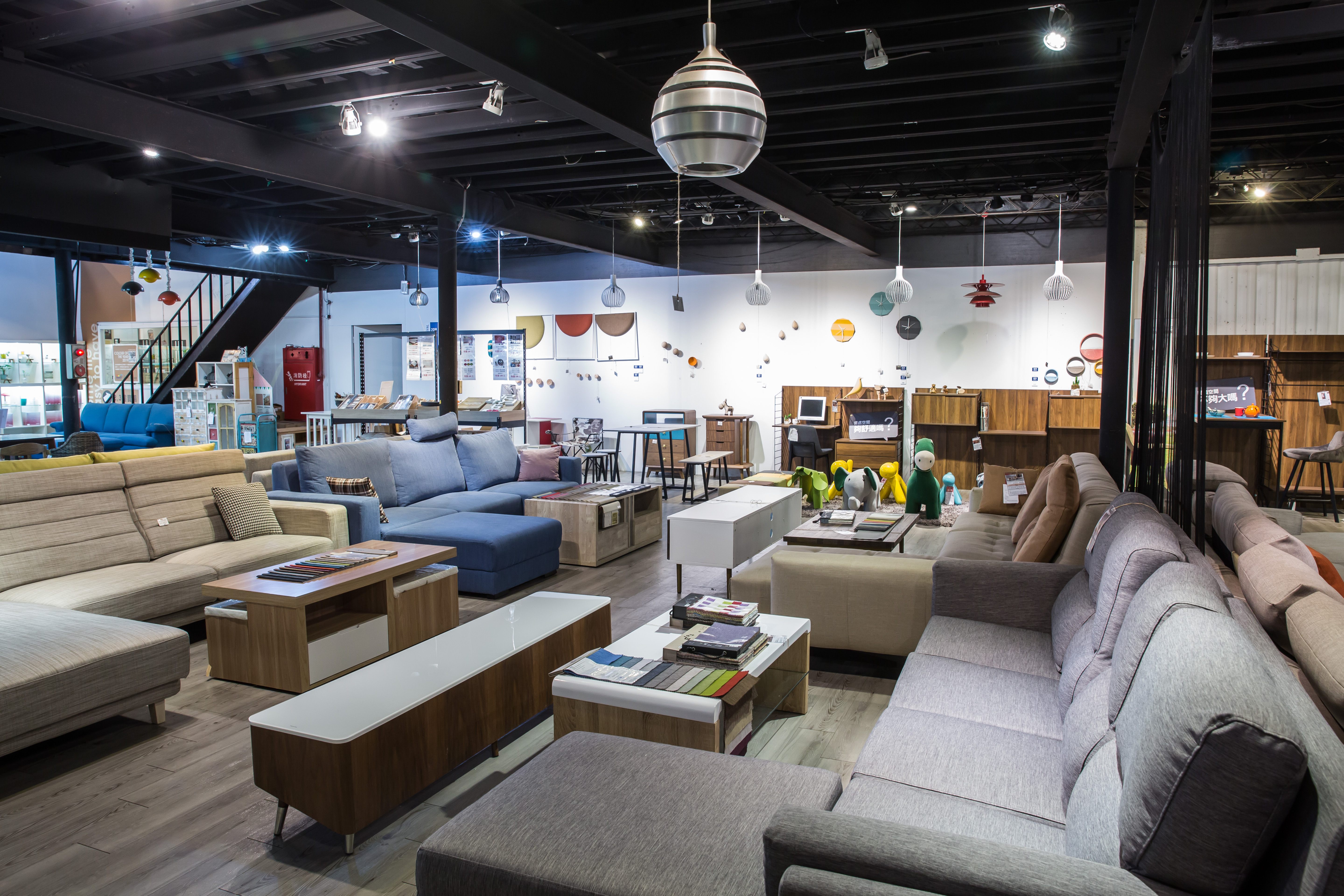 從網拍起家的H&D東稻家居，主打床墊、沙發、沙發床等平價大型家具，平均1.5倍定倍率，吸引不少室內設計師、商用空間買家上門選購。