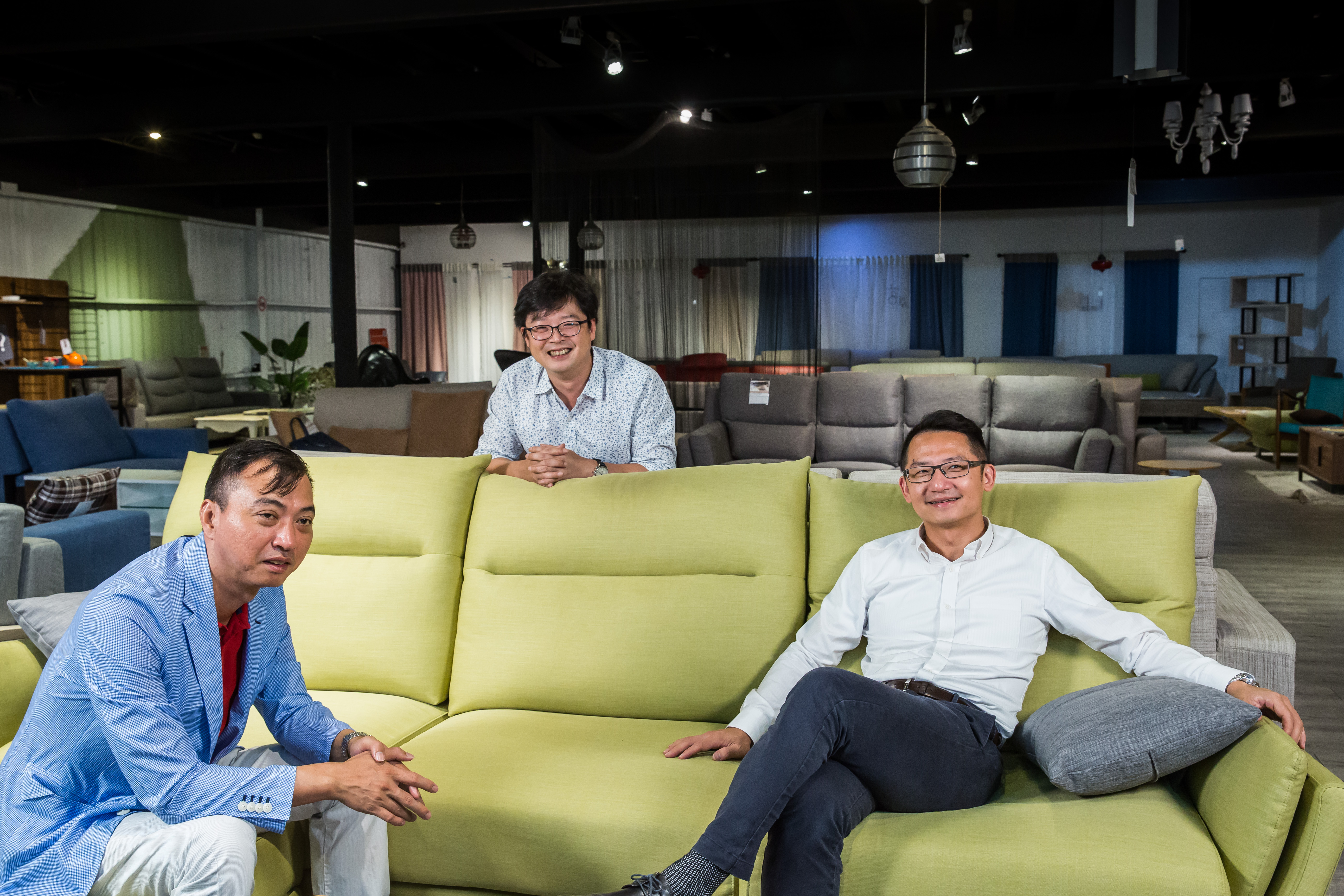 龔添華（左起）、陳冠豪、張修元3人從網拍大型家具起家，低定倍率深受小資族青睞，如今H&D東稻家居已有8間實體門市，去年年營收達4.2億元。