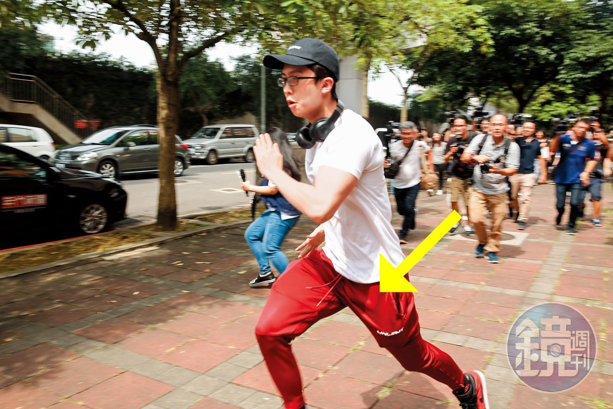 孫安佐跑給媒體追,晃出一隻左宗棠雞,而且非常壯觀。