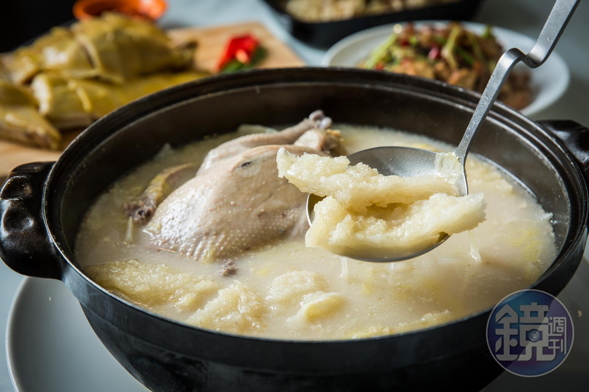 招牌料理白菜燉雞鍋加入花膠熬煮,因配料費工改為需先預訂。(1200元/鍋)