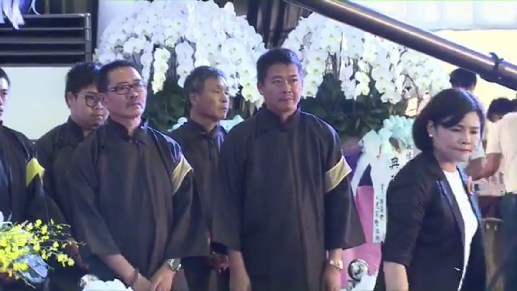 黃村（左一）在父親的告別式上，發願要完成父親最後的遺願。（邱罡明提供）