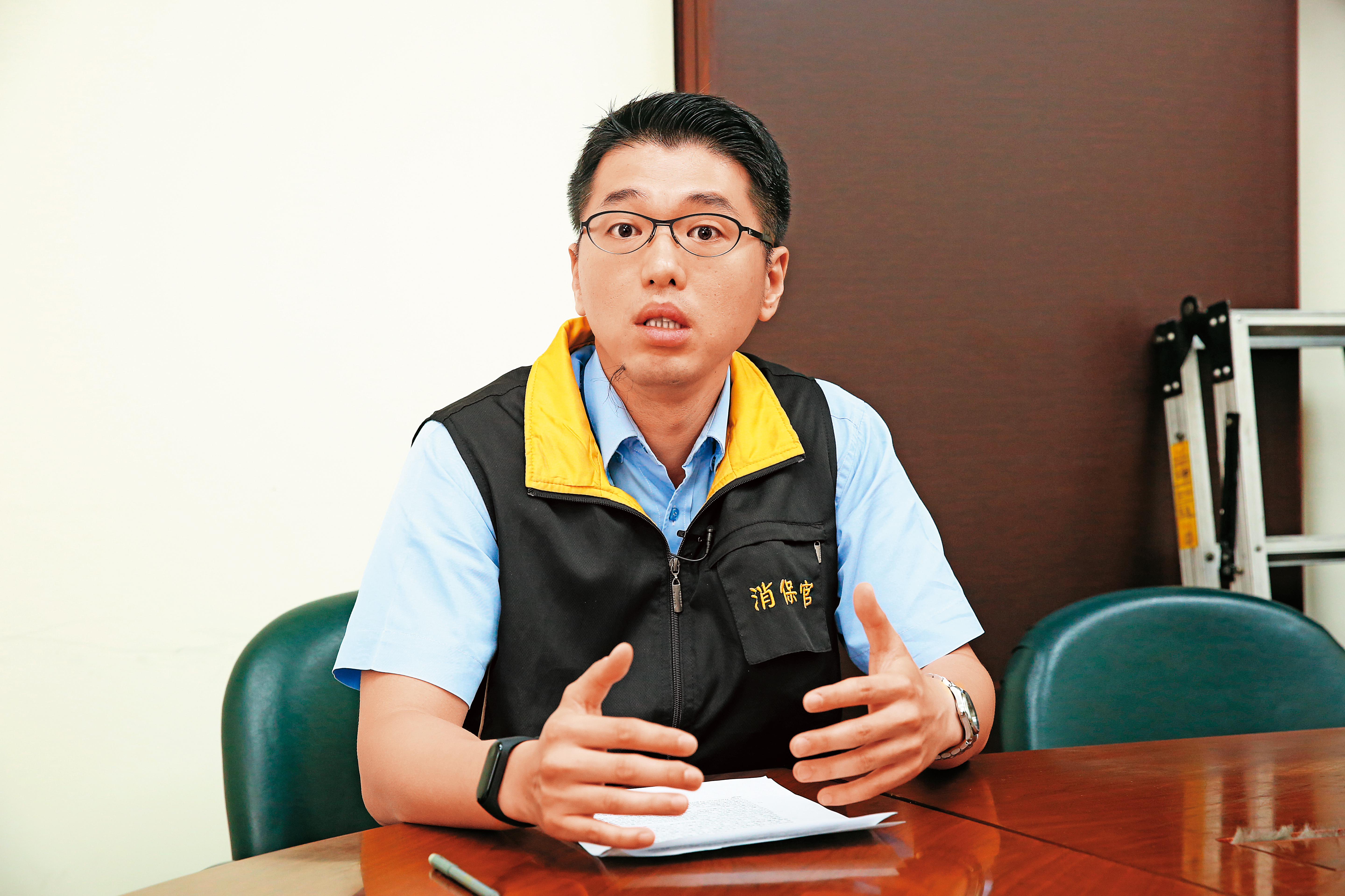 行政院消保官黃國源提醒民眾勿聽信業務銷售手法，就直接刷卡簽約。