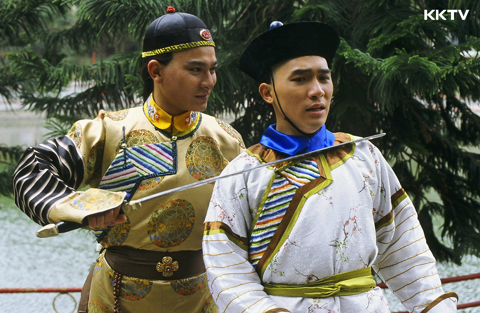 梁朝偉與劉德華在演出《鹿鼎記》時均還是新人，但稚氣未脫又要裝成熟的模樣卻恰恰符合書中角色，也難怪被金庸大師稱讚為「最滿意」的版本。（KKTV）