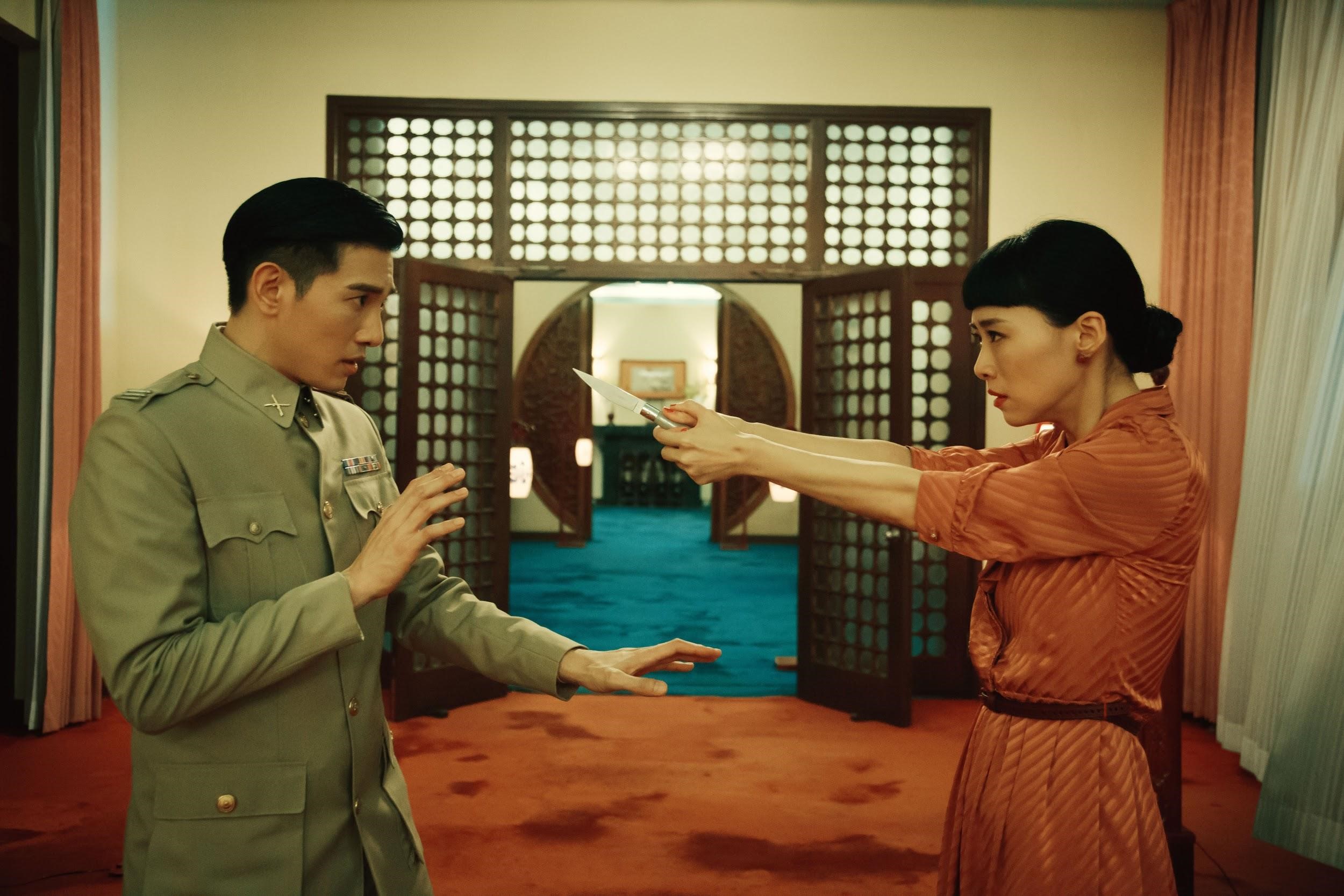 趙德胤對於《灼人秘密》的攝影很滿意，圖為演員吳可熙（右）和張立昂演出電影裡的戲中戲。（岸上影像提供）