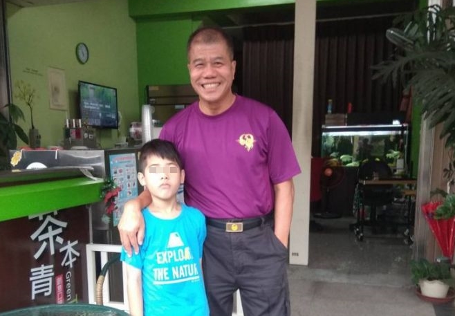 曾國勝摟著的黃姓男童,就是當年協助接生的新生兒,宛如男童生命中貴人。(翻攝畫面)