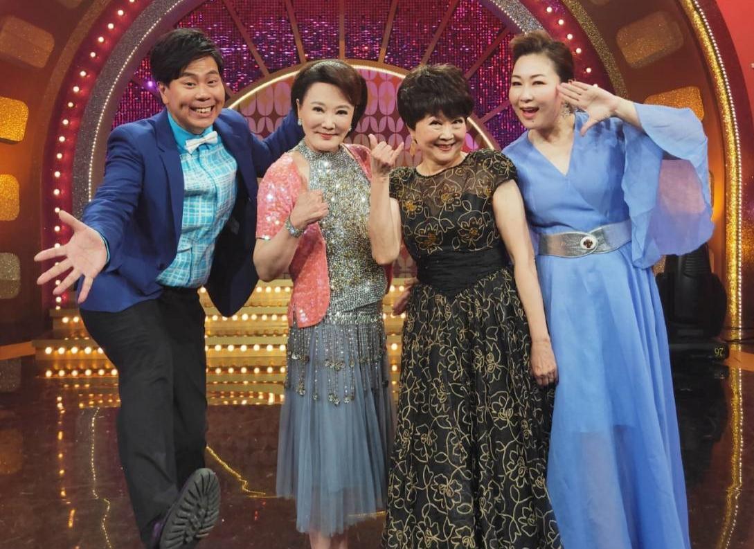 張琴(左2起)與姊姊張琪登上由張秀卿、邵大倫(左)主持的年代《MUCH金點秀》。(年代提供)