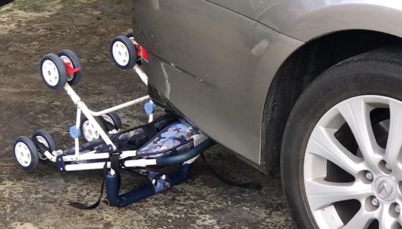 阿公倒車不慎撞倒小孫子，釀成悲劇。（翻攝畫面）