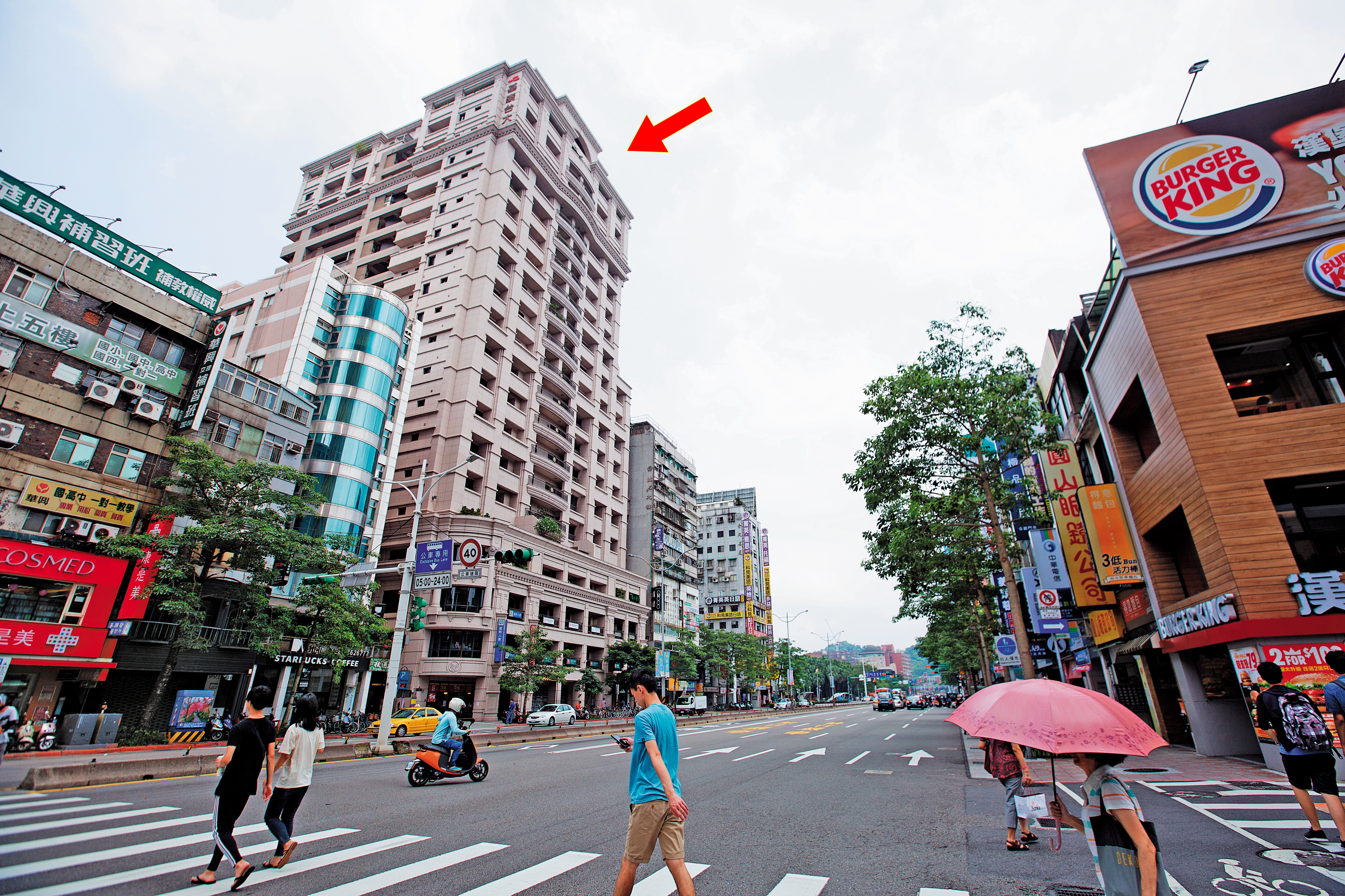 「基泰台大」（箭頭處）座落北市羅斯福路上，是基泰建設推出的豪宅鉅作。