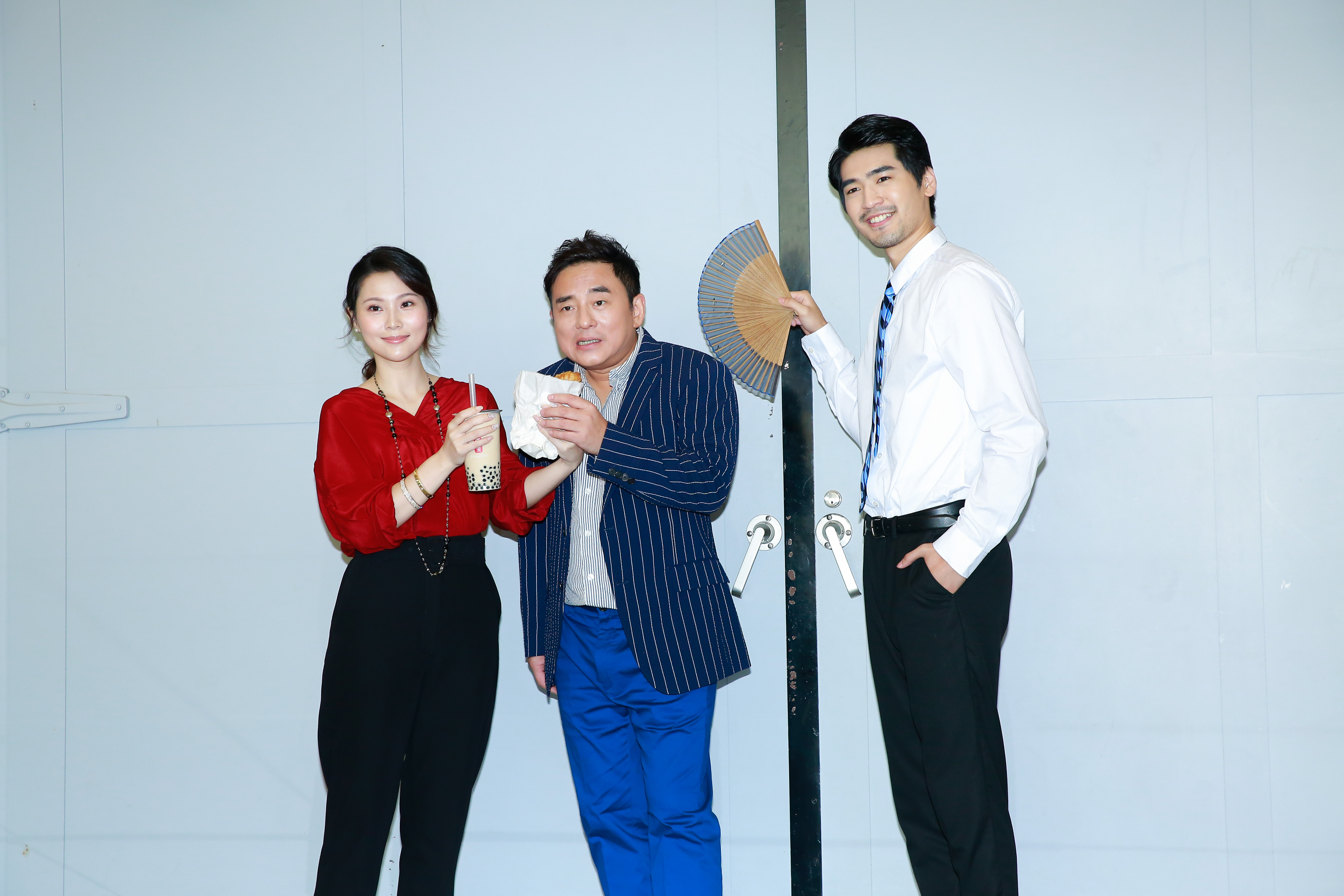 華千涵（左）特地準備雞排、珍奶等道地台灣小吃給呂方（中）解饞，涂善存（右）則貼心拿扇子為呂方解熱。