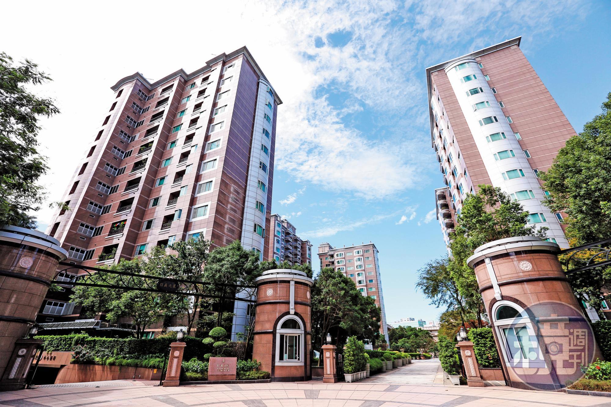 基泰建設17年前推出「信義之星」,除擁有大片綠地,還有氣派迎賓廳及健身休閒設施,至今每坪仍破百萬元,堪稱豪宅之王。