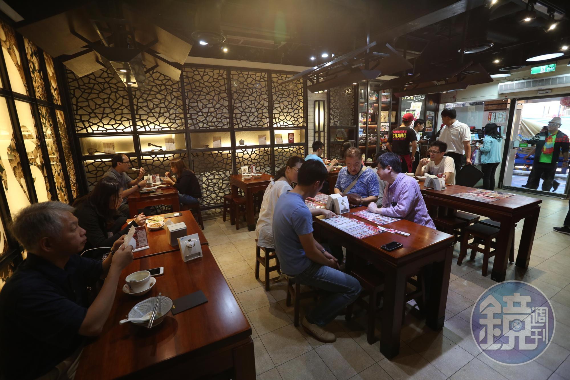 鬍鬚張皆為直營店,翻轉消費者對傳統庶民美食餐飲環境嘈雜的既定印象。