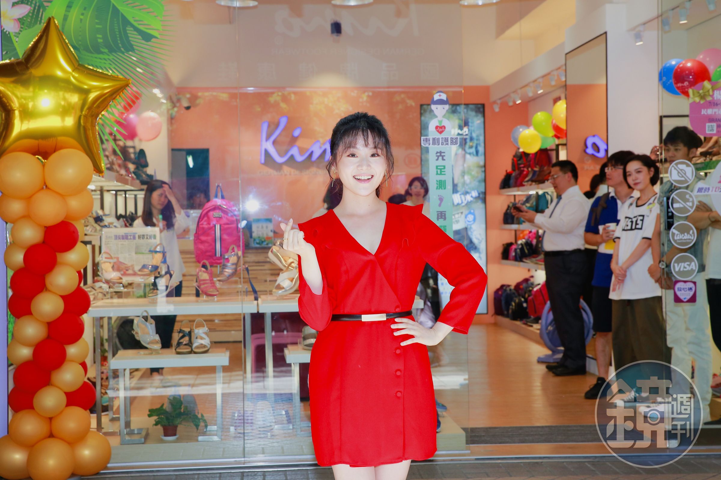 忙著趕拍《天之蕉子》的楊小黎抽空出席知名德國手工氣墊鞋「KIMO」新店開幕。