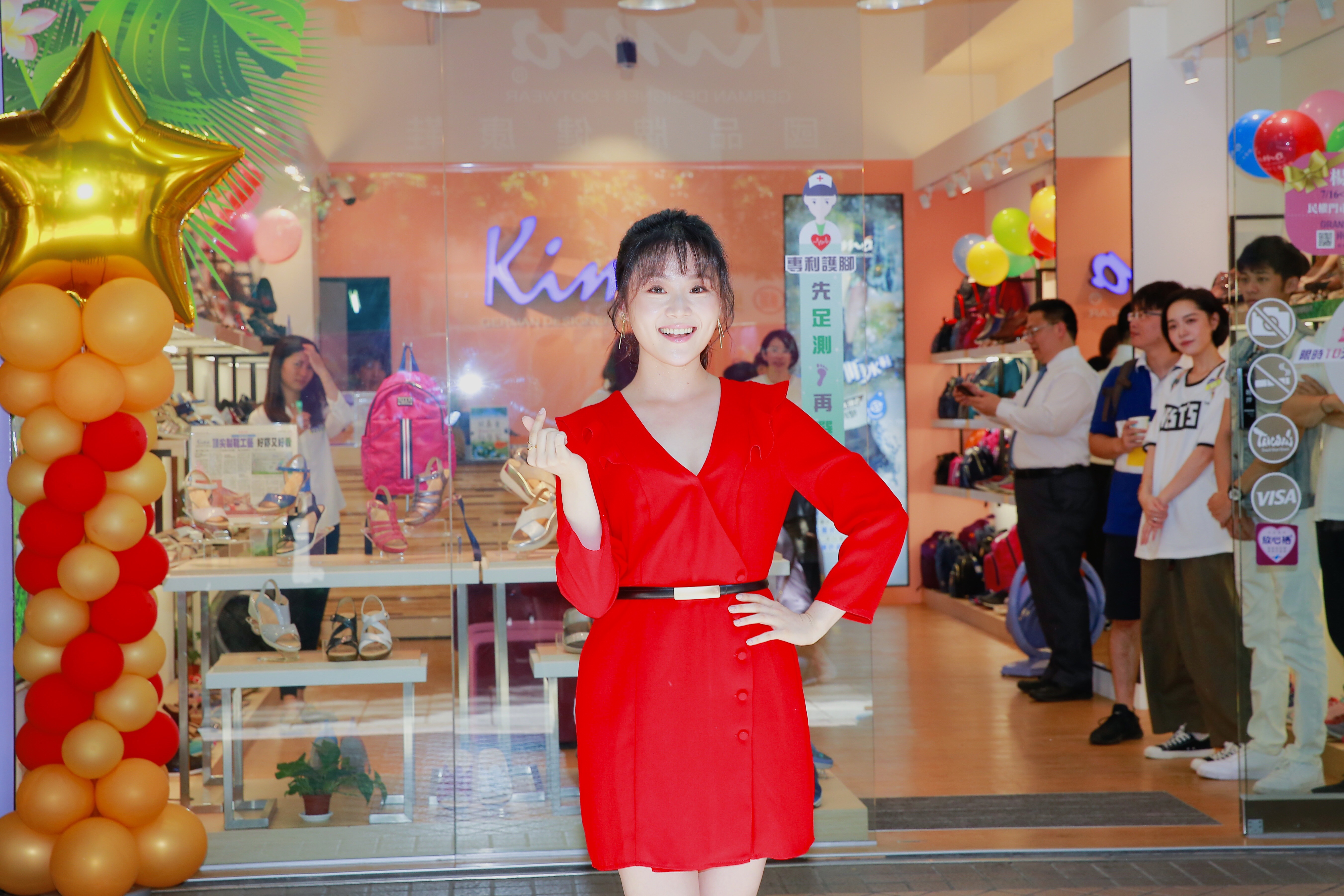 忙著趕拍《天之蕉子》的楊小黎抽空出席知名德國手工氣墊鞋「KIMO」新店開幕。