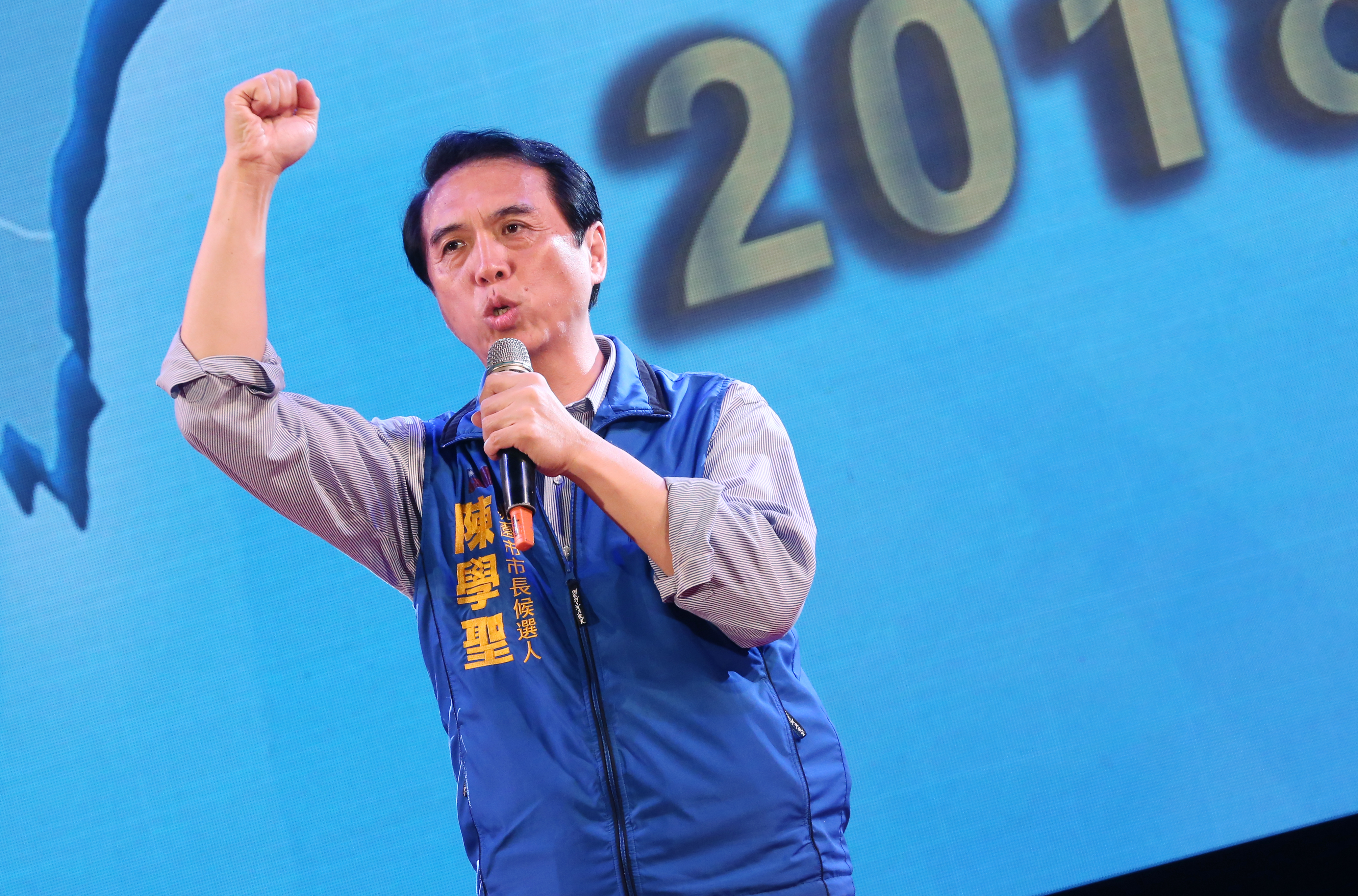 國民黨籍立委陳學聖發文教育部，要求政大與東吳提供蔡英文總統過去教職升等應呈論文及專書。