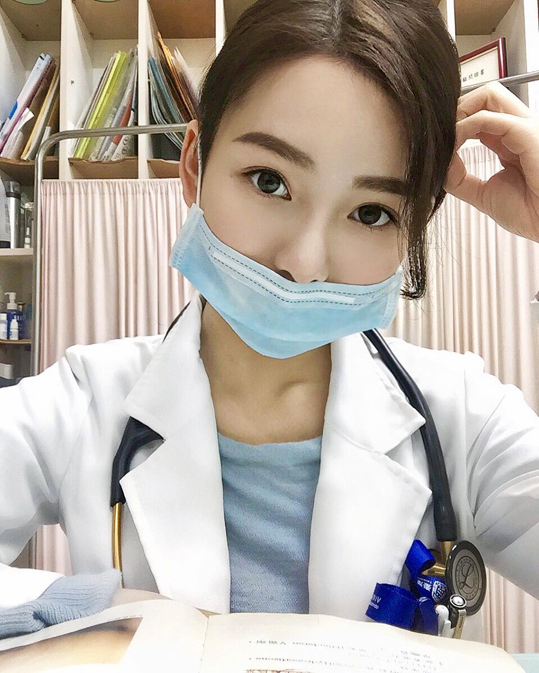 去年爆紅的李姓正妹醫師在IG分享手寫筆記募款，款項將用於非洲義診。（翻攝自IG）