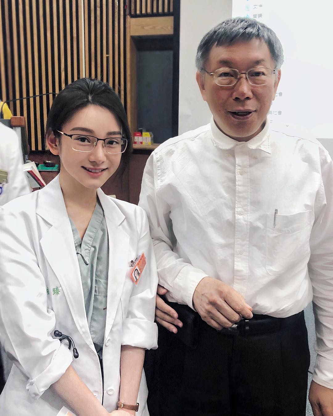 去年爆紅的李姓正妹醫師因和市長柯文哲合照，兩人中間的神之手引起熱烈討論。（翻攝自IG）