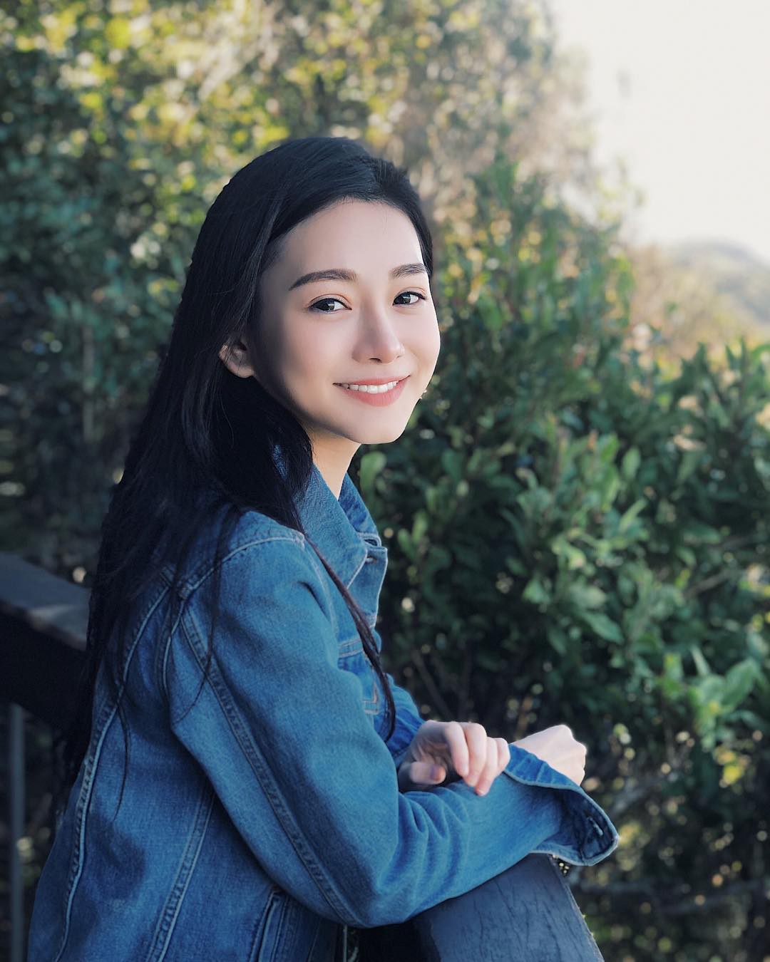 去年爆紅的李姓正妹醫師在IG分享手寫筆記募款，款項將用於非洲義診。（翻攝自IG）