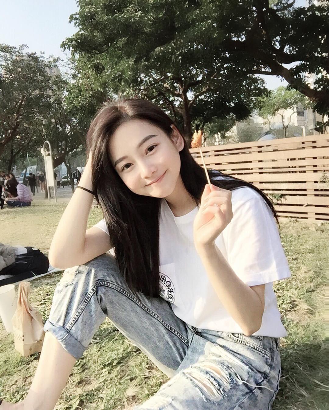 去年爆紅的李姓正妹醫師在IG分享手寫筆記募款,款項將用於非洲義診。(翻攝自IG)