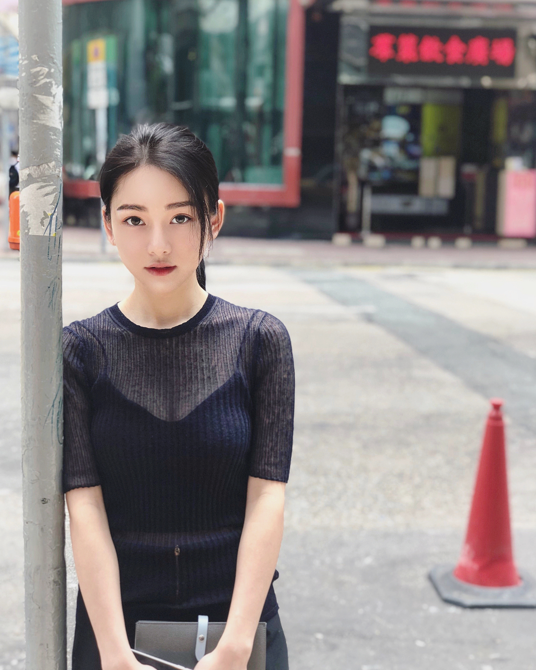 去年爆紅的李姓正妹醫師在IG分享手寫筆記募款，款項將用於非洲義診。（翻攝自IG）