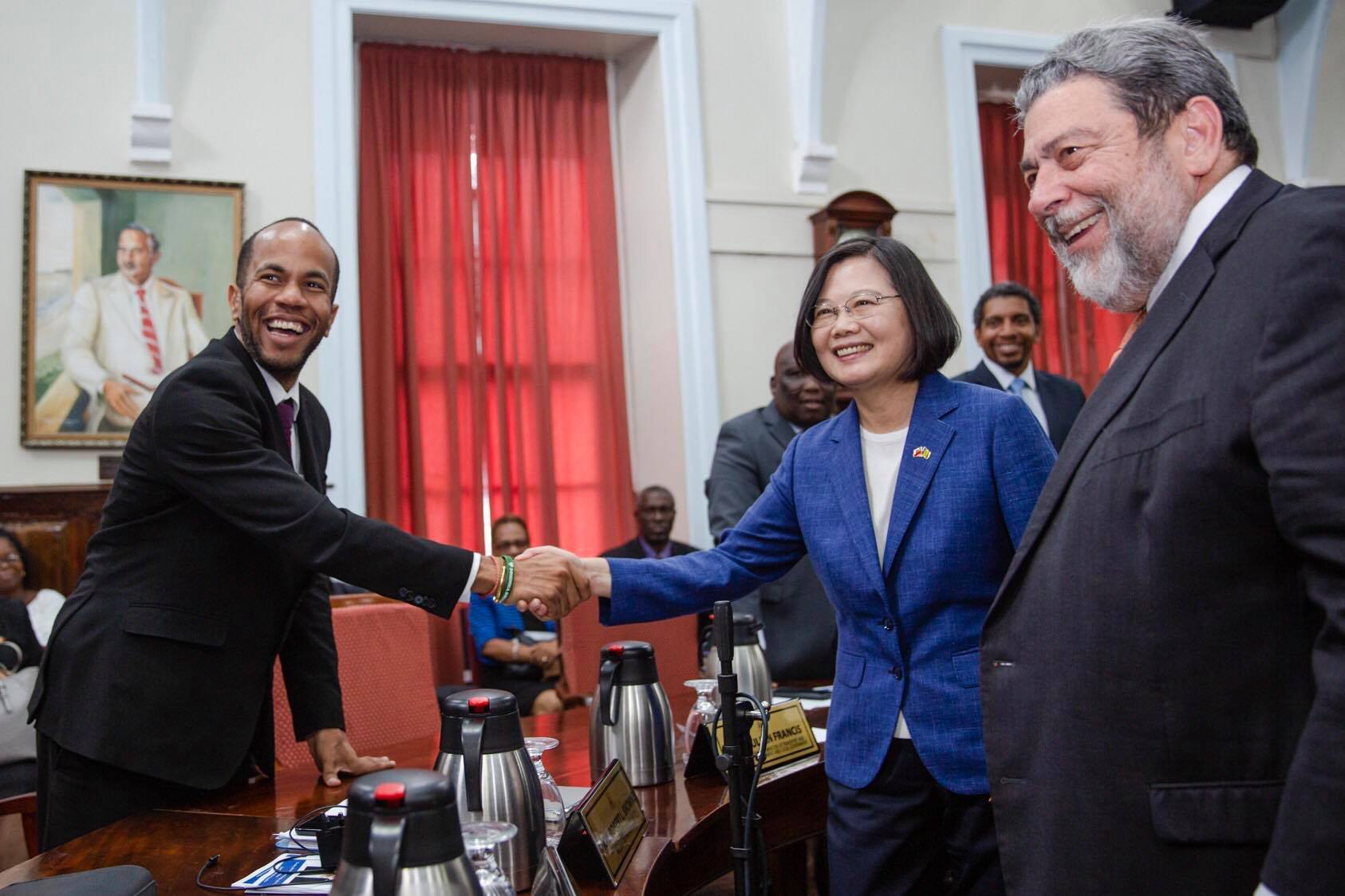 總統蔡英文走訪加勒比海友邦聖文森，稍早於臉書po出與布朗部長（左）握手合照。（翻攝自蔡英文臉書）