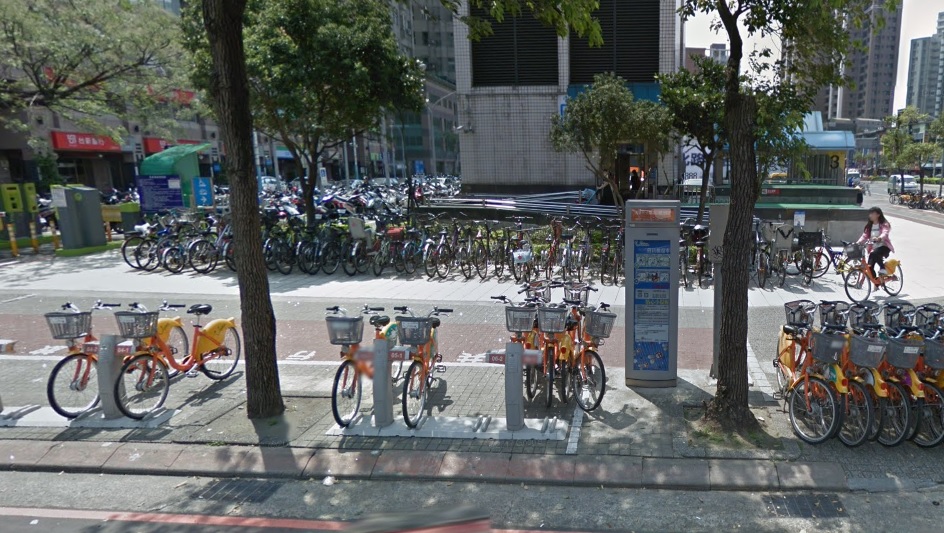 Google地圖推出新功能可查詢共享單車站點或租借資訊，但目前僅新北市（YouBike）和高雄市區（高雄市公共腳踏車）可提供查詢。（翻攝自Google地圖）