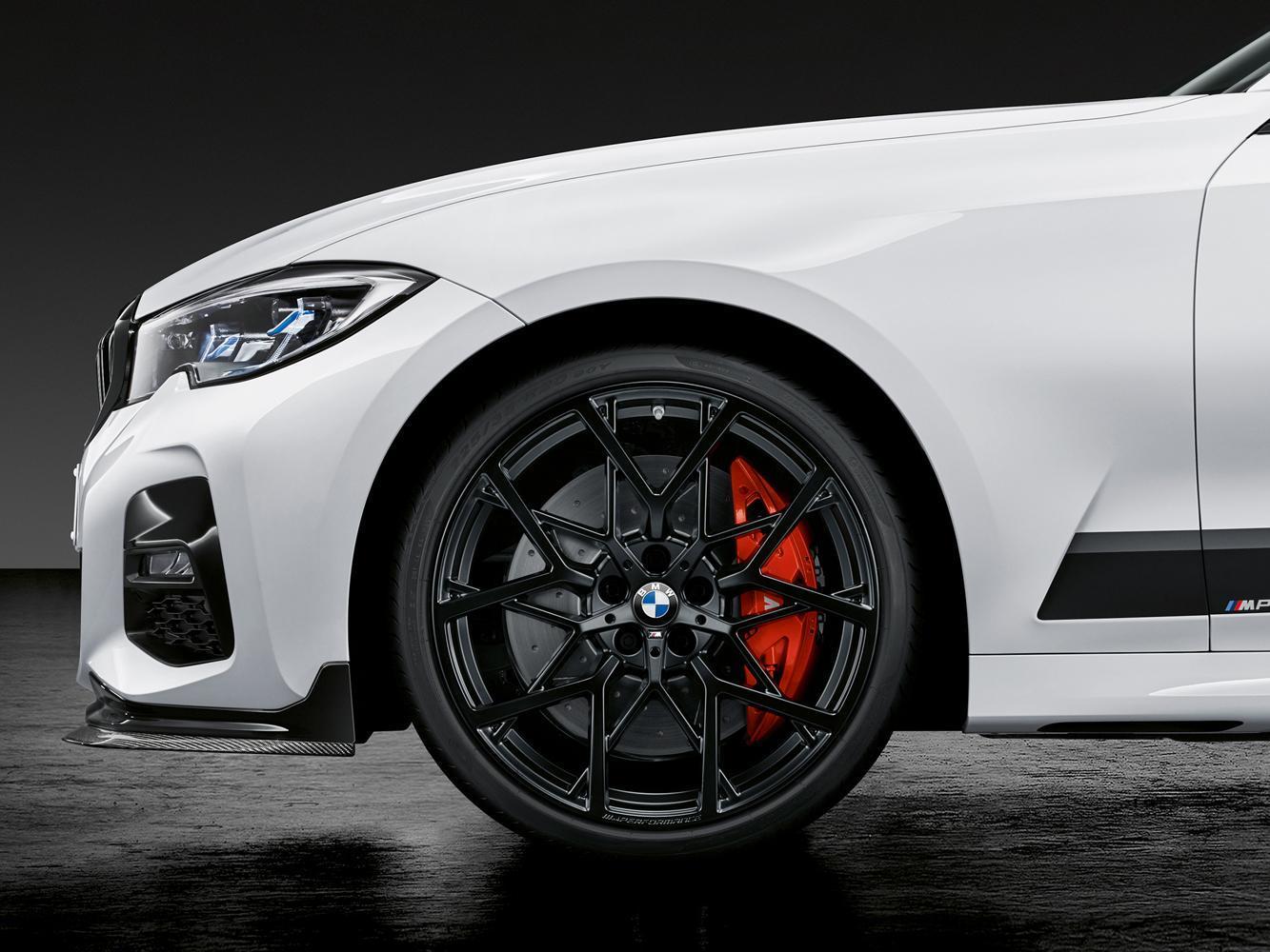 M Performance 20吋Y型立體雙幅式鋁圈組搭配紅色卡鉗強化剎車系統。