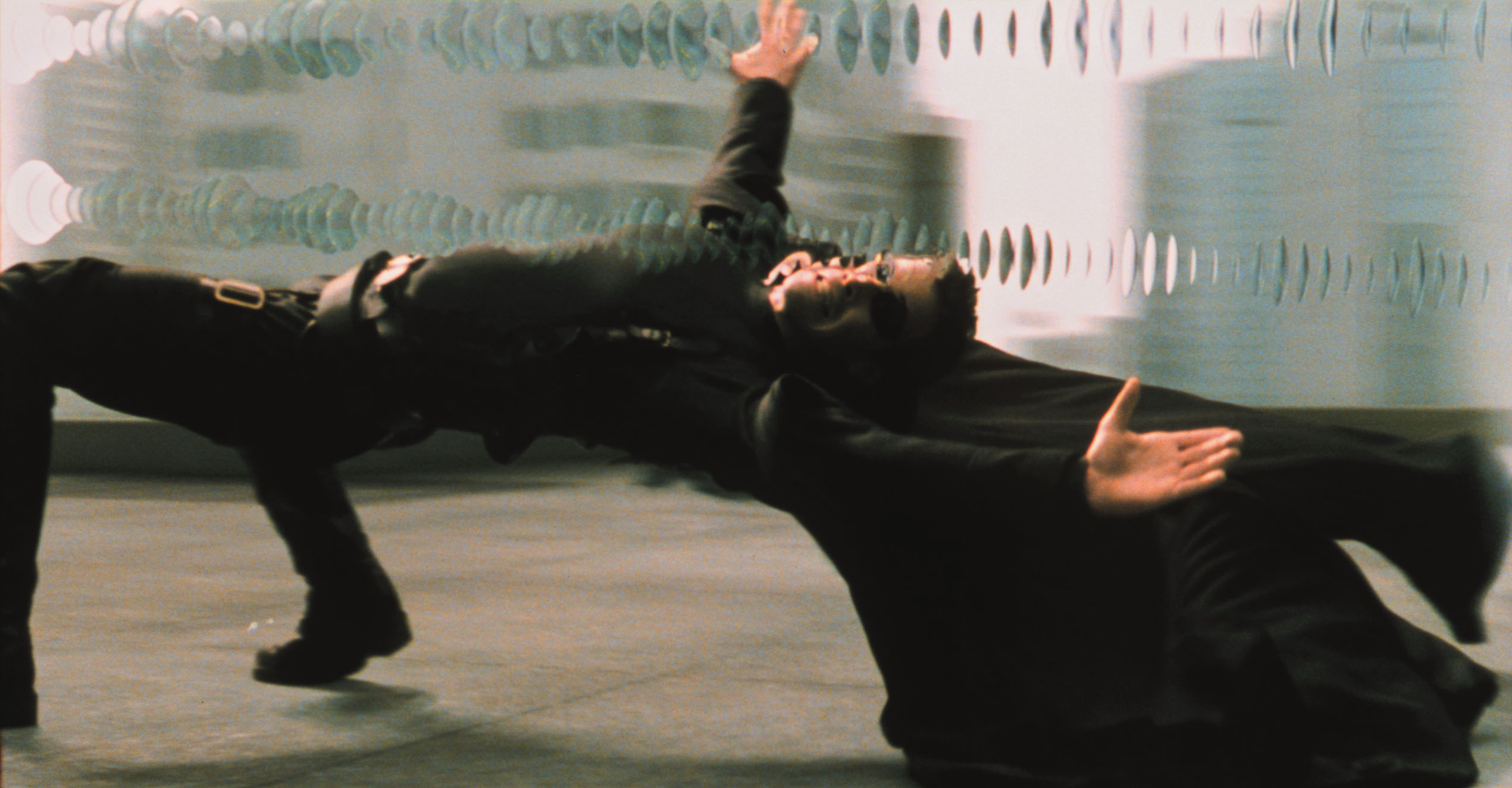 當年基努李維一個鷂子翻身的下腰動作，成就了《駭客任務》的經典畫面「子彈時間」（Bullet Time），至今依然不斷被後人所模仿。（華納兄弟提供）