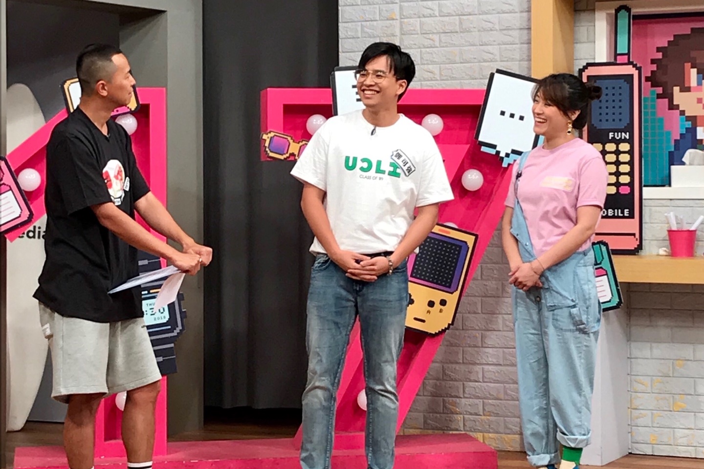 《聲林之王》超人氣選手「小烏龜」鄭可強，最近發行了首支單曲《不愛情》，16日上17直播節目《趣你的娛樂》宣傳。（趣你的娛樂提供）