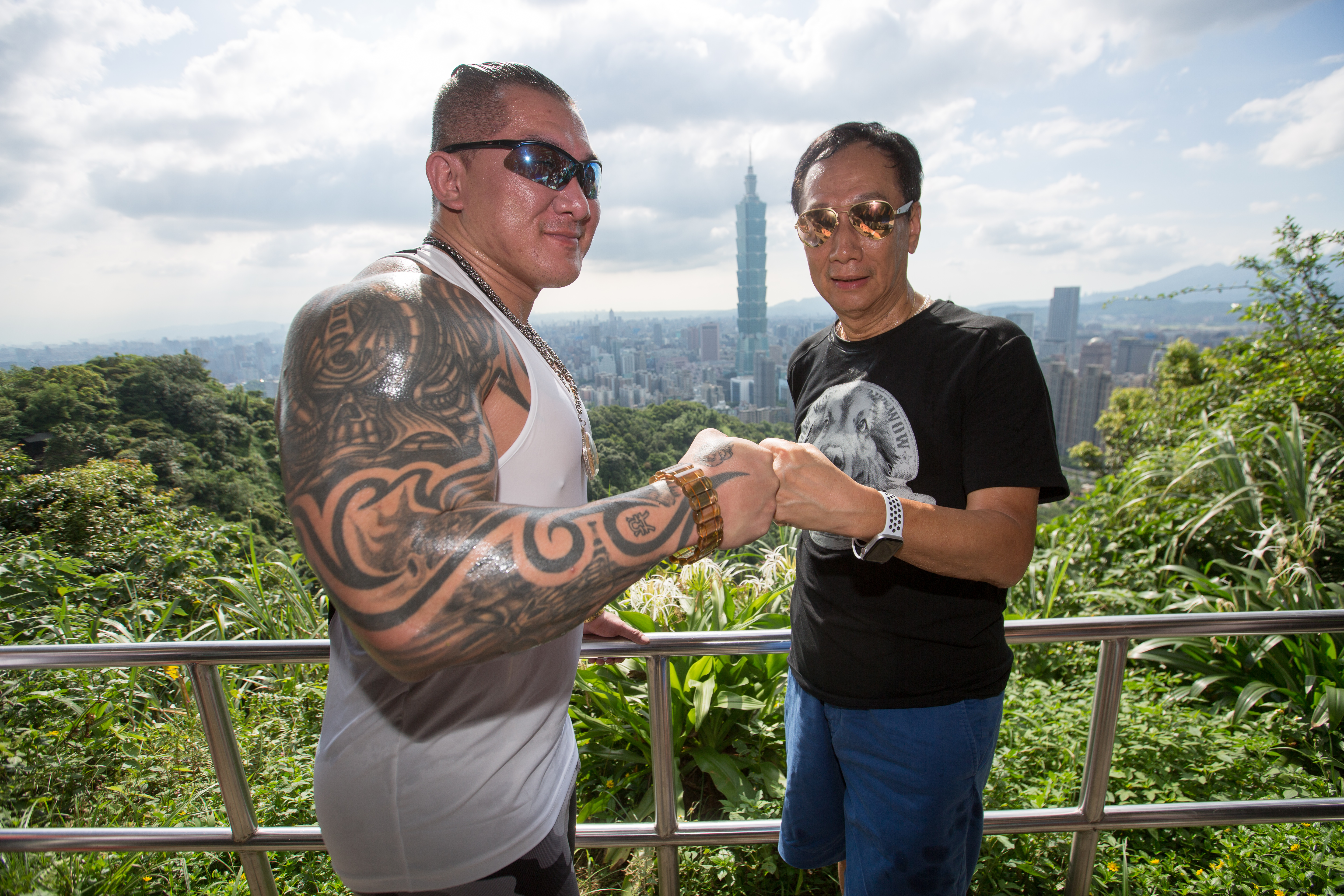 館長（左）替郭台銘（右）打抱不平，「現在大家眷戀權位時，把你踢到旁邊去，你就是被利用的、當提款機、金主。」（本刊資料照）