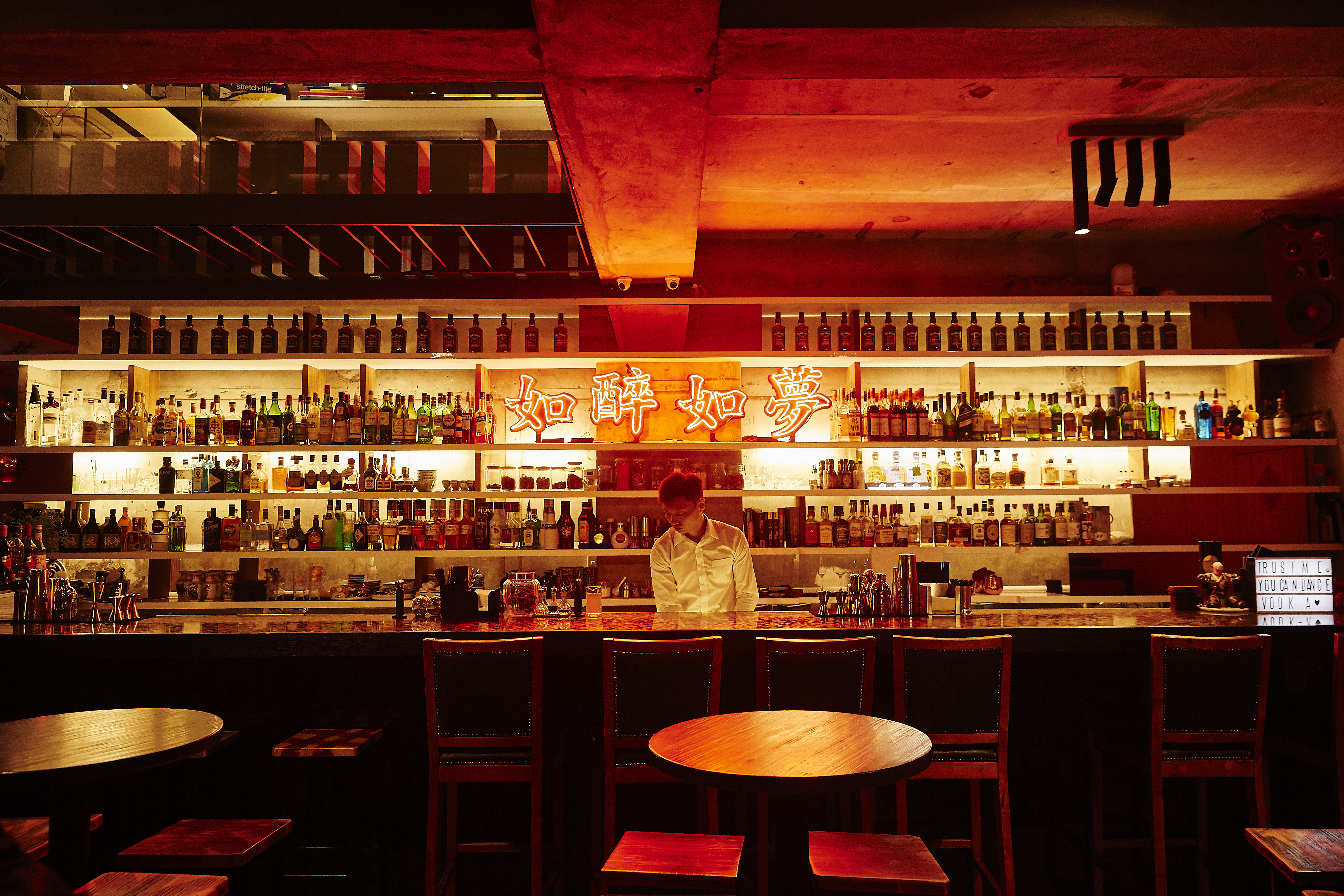 酒吧裡的「如醉如夢」霓虹燈象徵兩位女孩創業時的寫照。