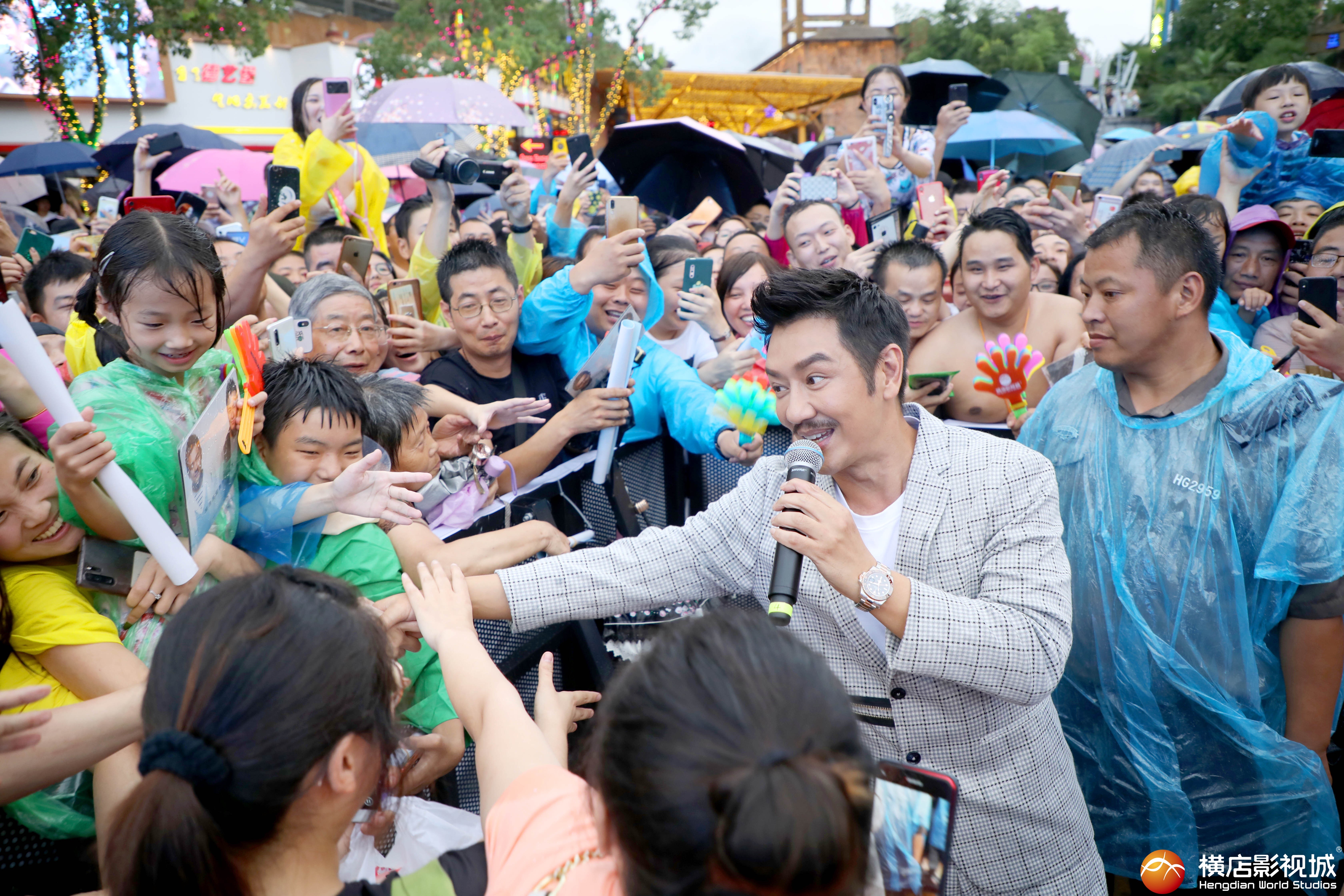 陳浩民冒雨賣力演唱回饋歌迷。(艾迪昇提供)