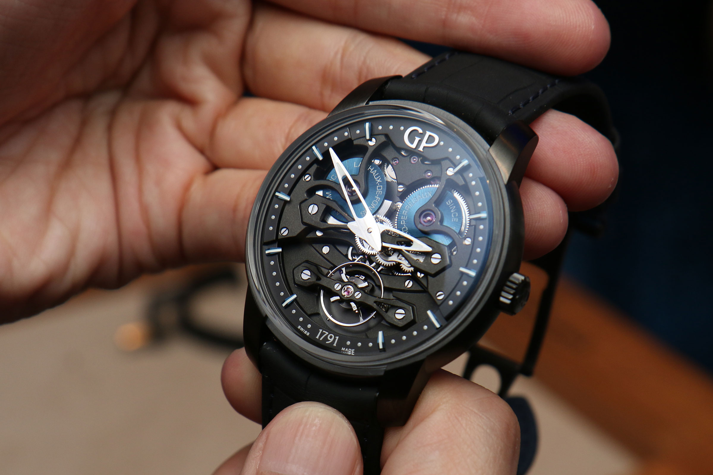 今年GP芝柏表將「天際行者」（Earth to Sky）設為年度主題，帶來一連串黑殼藍面的作品。