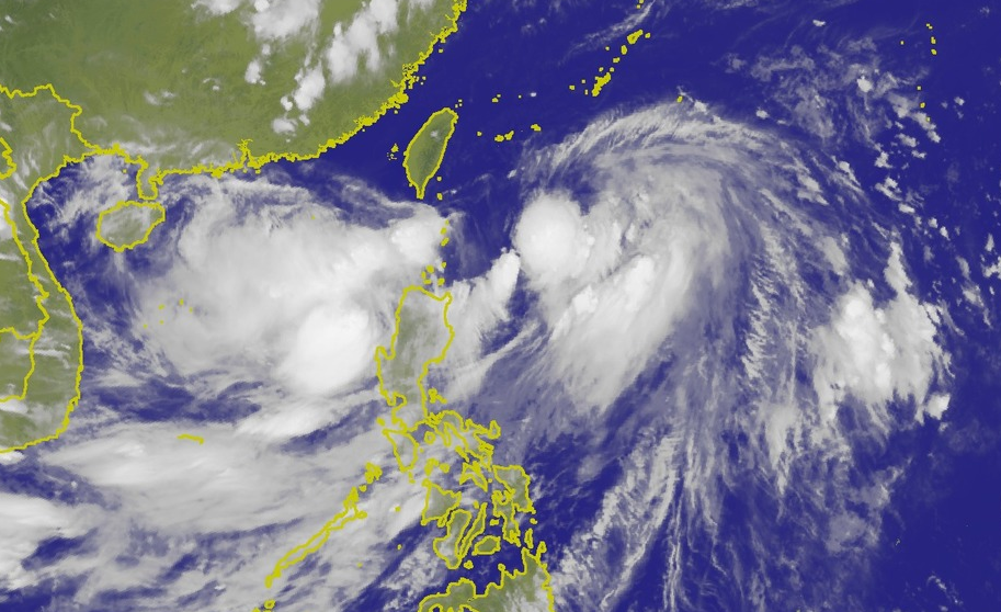 颱風丹娜絲路徑再改變，花東仍在緊戒範圍，宜蘭民眾要防大雨。（翻攝中央氣象局）