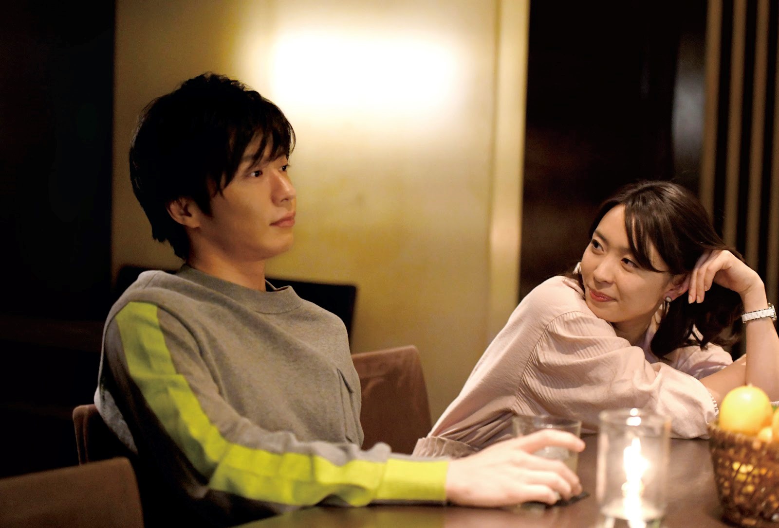 田中圭（左）在新片《一定要結婚嗎》飾演拒婚男，讓渴望結婚的黑川芽以陷入兩難。（CATCHPLAY提供）