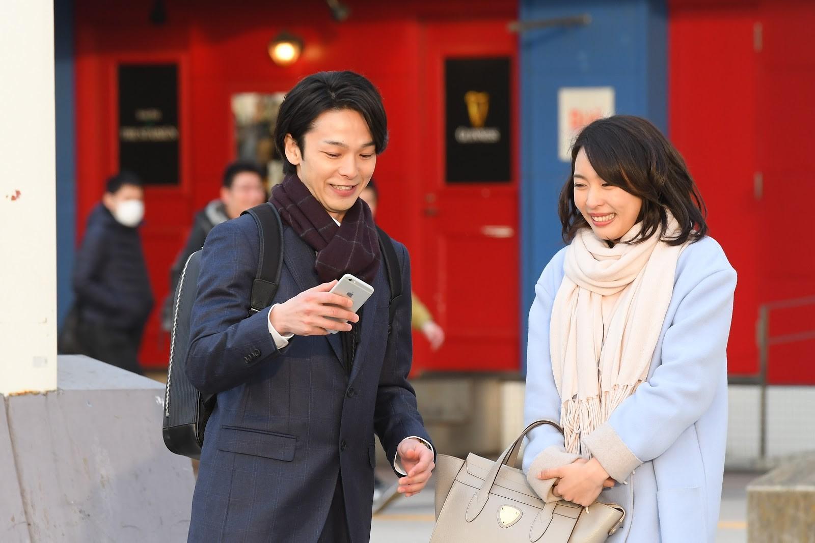 中村倫也(左)在《一定要結婚嗎》扮木訥老實男,一心希望黑川芽以能獲得幸福。(CATCHPLAY提供)