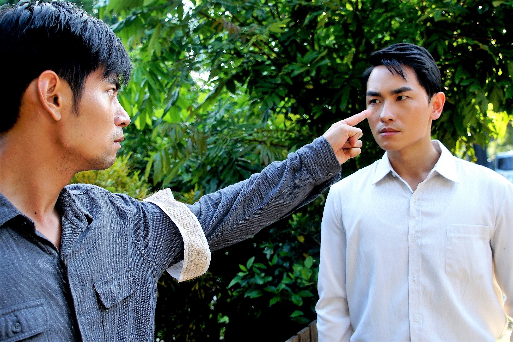 一邊演暖男輔導長，一邊演反派，讓陳謙文直呼軋戲好錯亂。（三立提供）