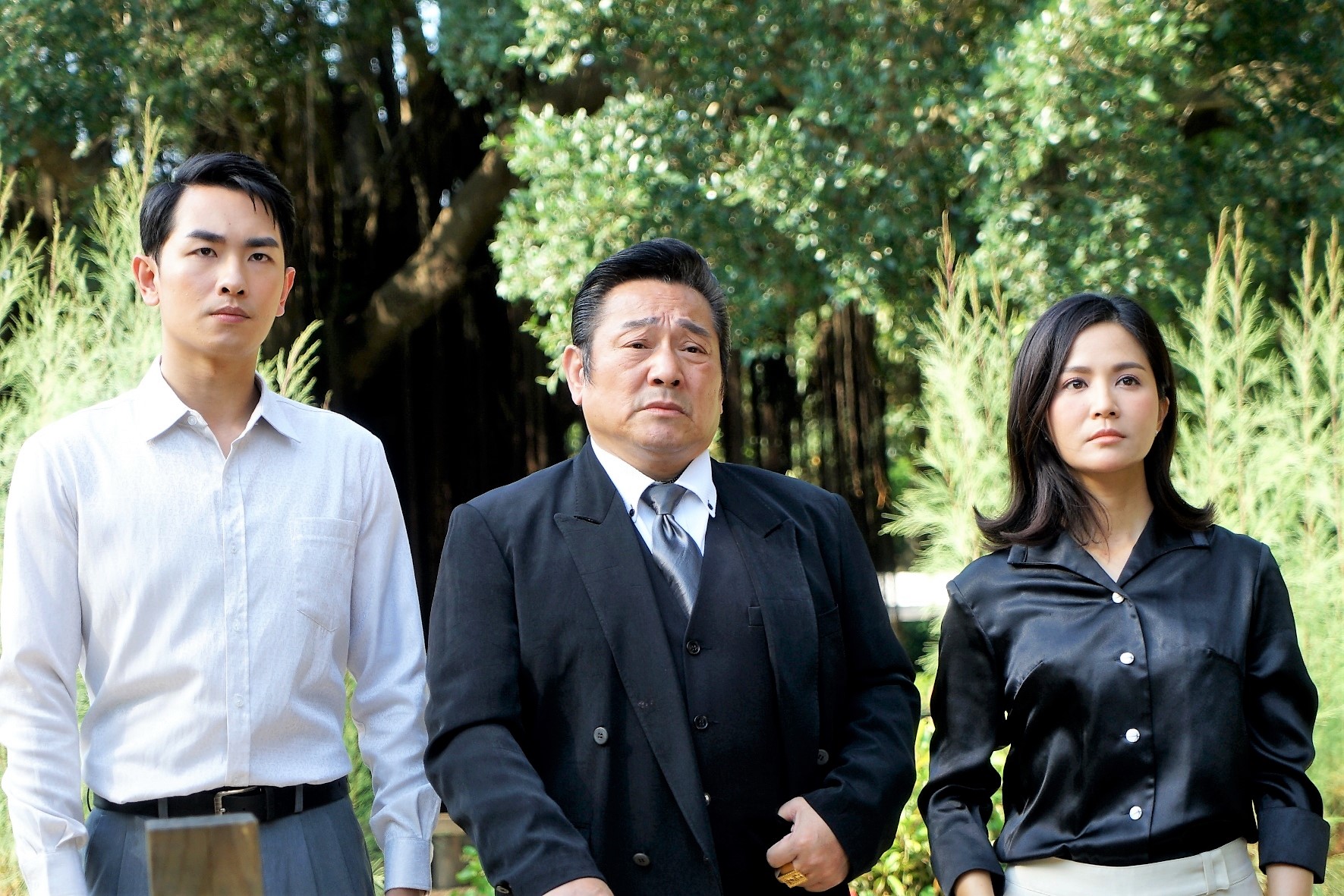 陳謙文（左）表示飾演反派情緒壓力大，常靠吃炸雞紓壓。（三立提供）