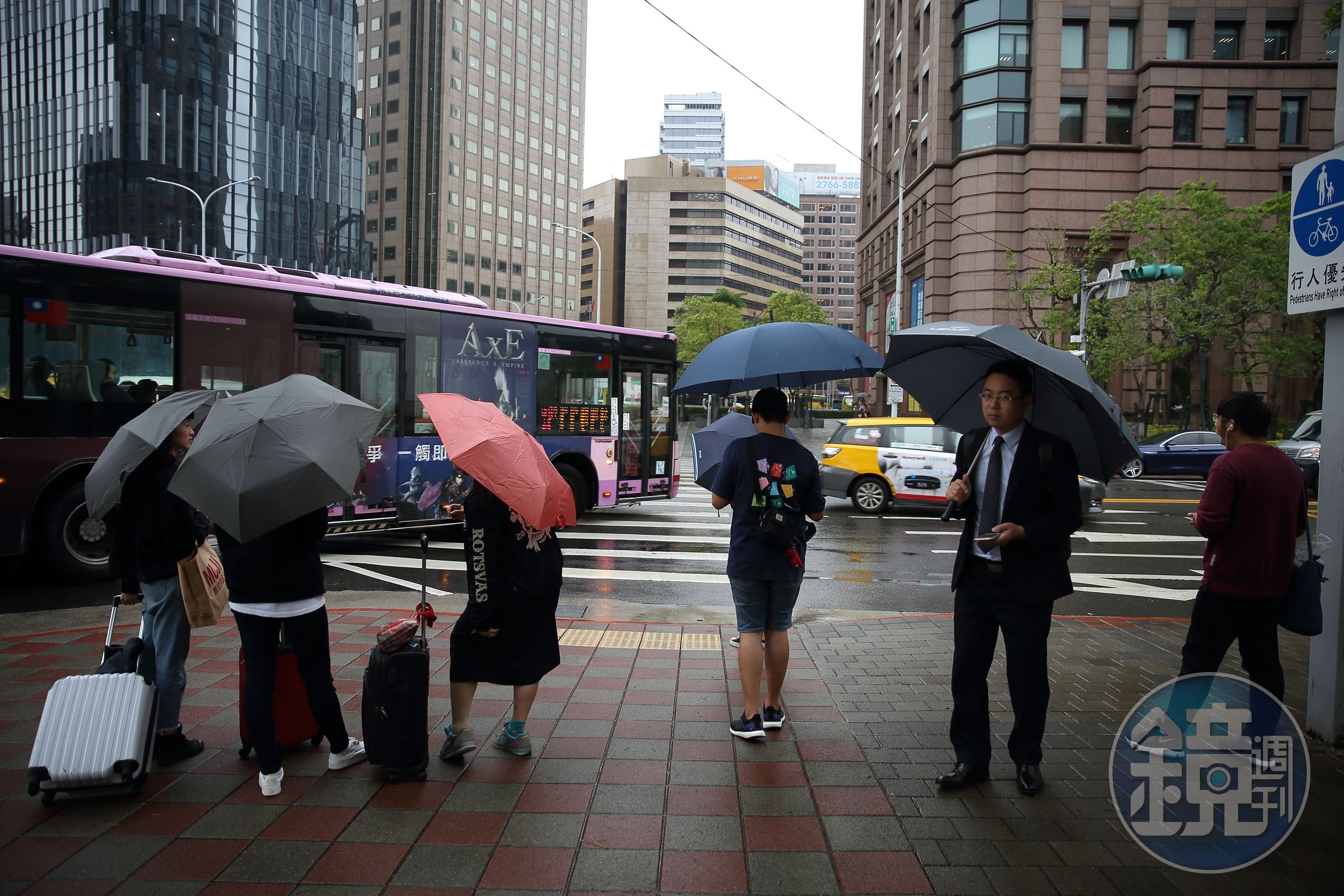 輕颱丹娜絲昨解除陸上颱風警報，北部、中部地區發布大雨特報，嘉義以南地區則有豪雨發生機率。
