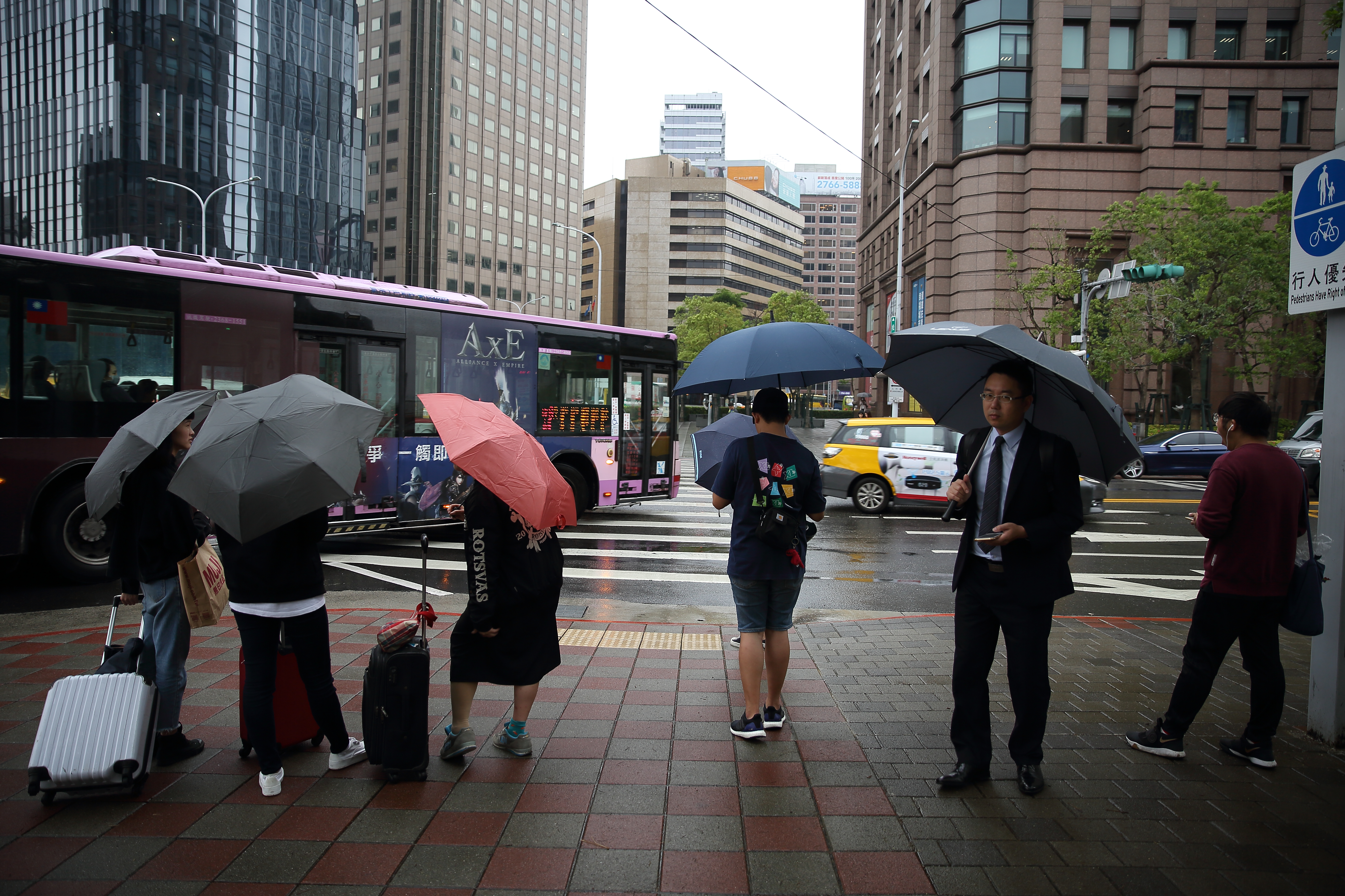 輕颱丹娜絲昨解除陸上颱風警報，北部、中部地區發布大雨特報，嘉義以南地區則有豪雨發生機率。
