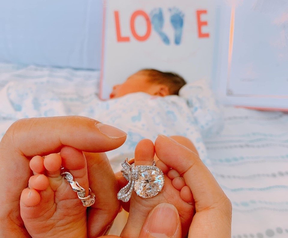 安以軒幸福曬出寶寶腳趾套上夫妻婚戒的照片，「未來的日子讓我們3個大手牽着小手一起朝著幸福走下去吧～」。（翻攝自安以軒臉書）