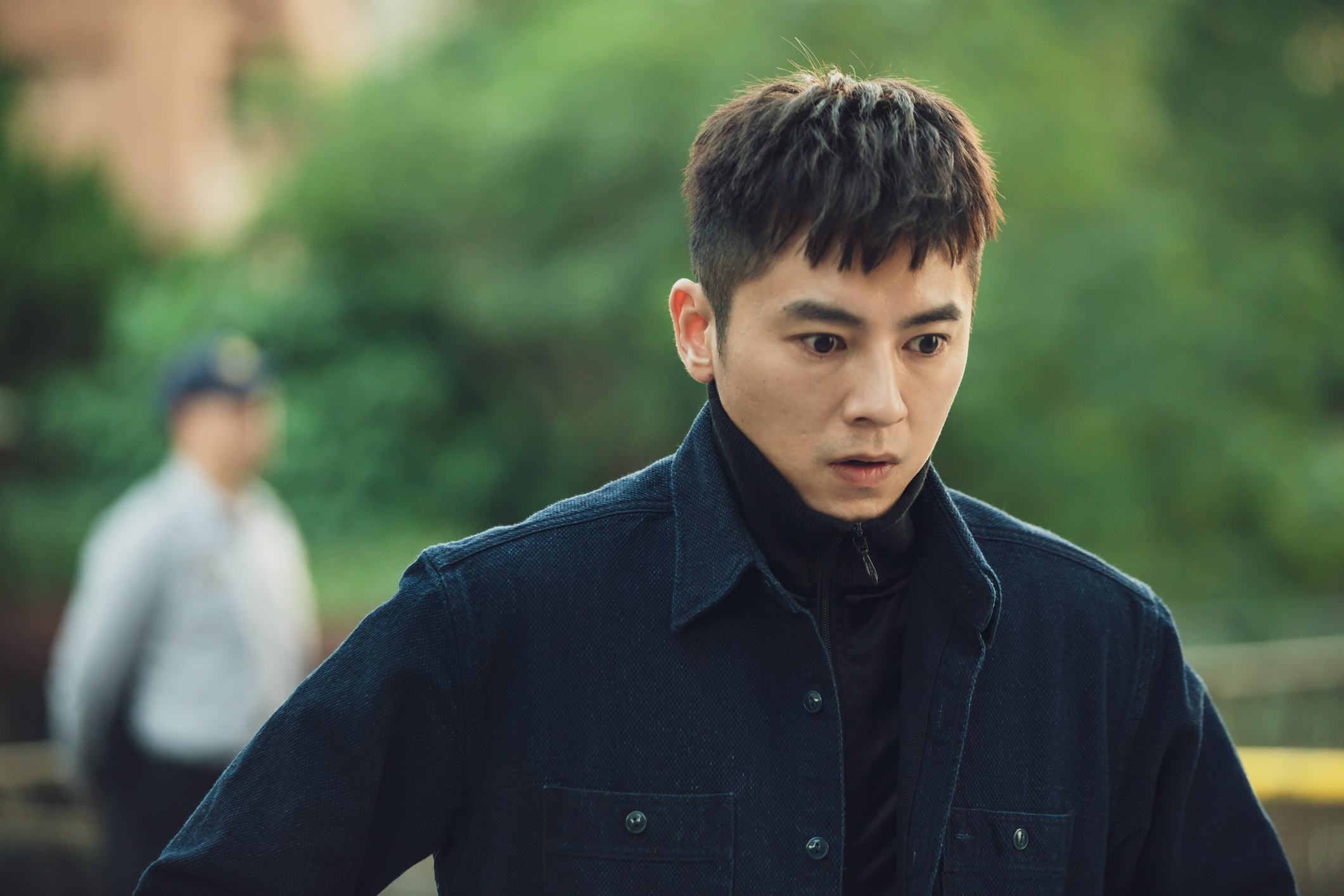 在《靈異街11號》李國毅原過著黑道生活，因意外後竟可以看得到鬼。（LINE TV提供）