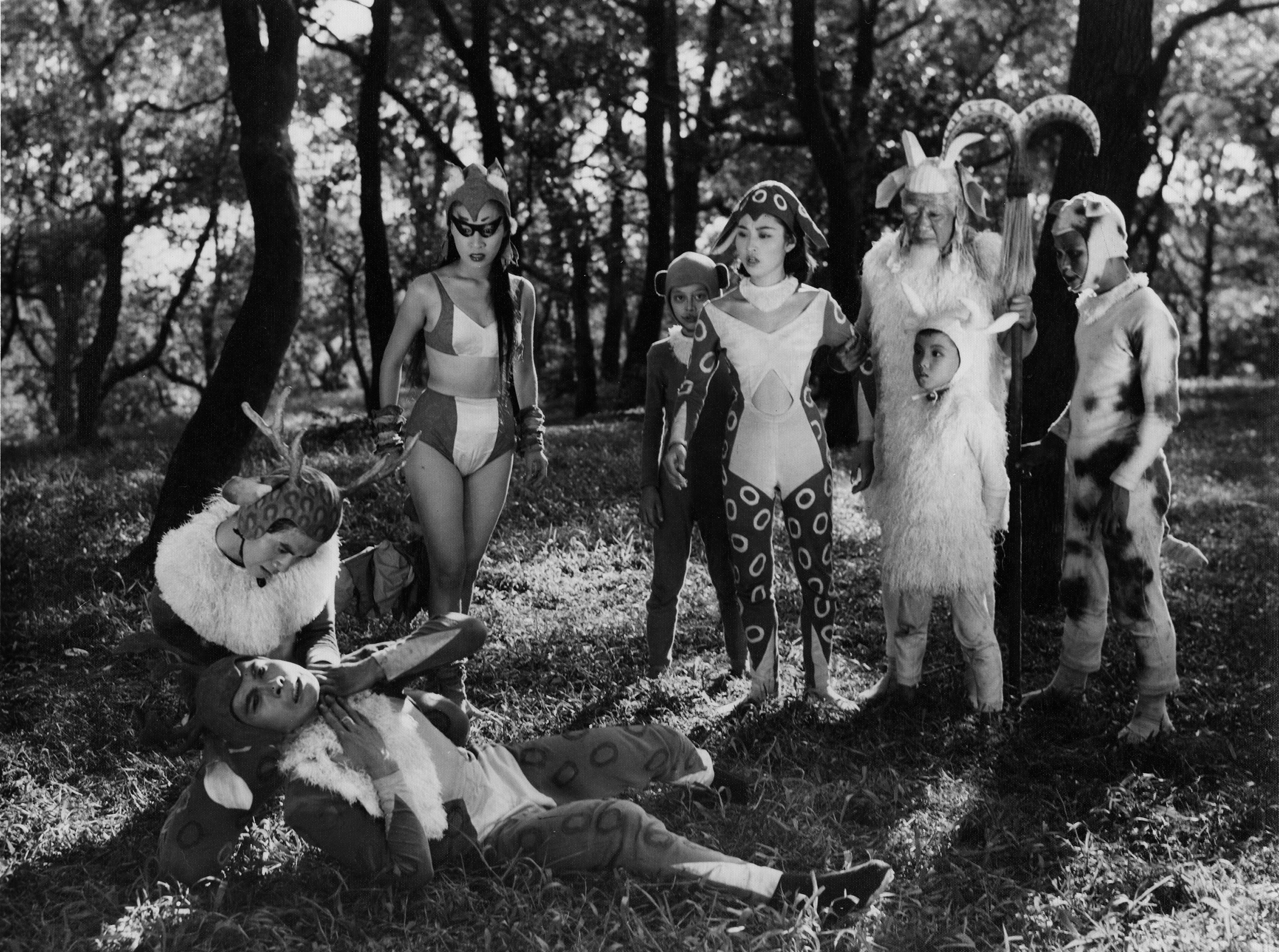 經典台語片《大俠梅花鹿》以真人穿上動物裝演出，影片結合「狼來了」、「龜兔賽跑」等童話故事，在當年堪稱前衛。（國影中心提供）