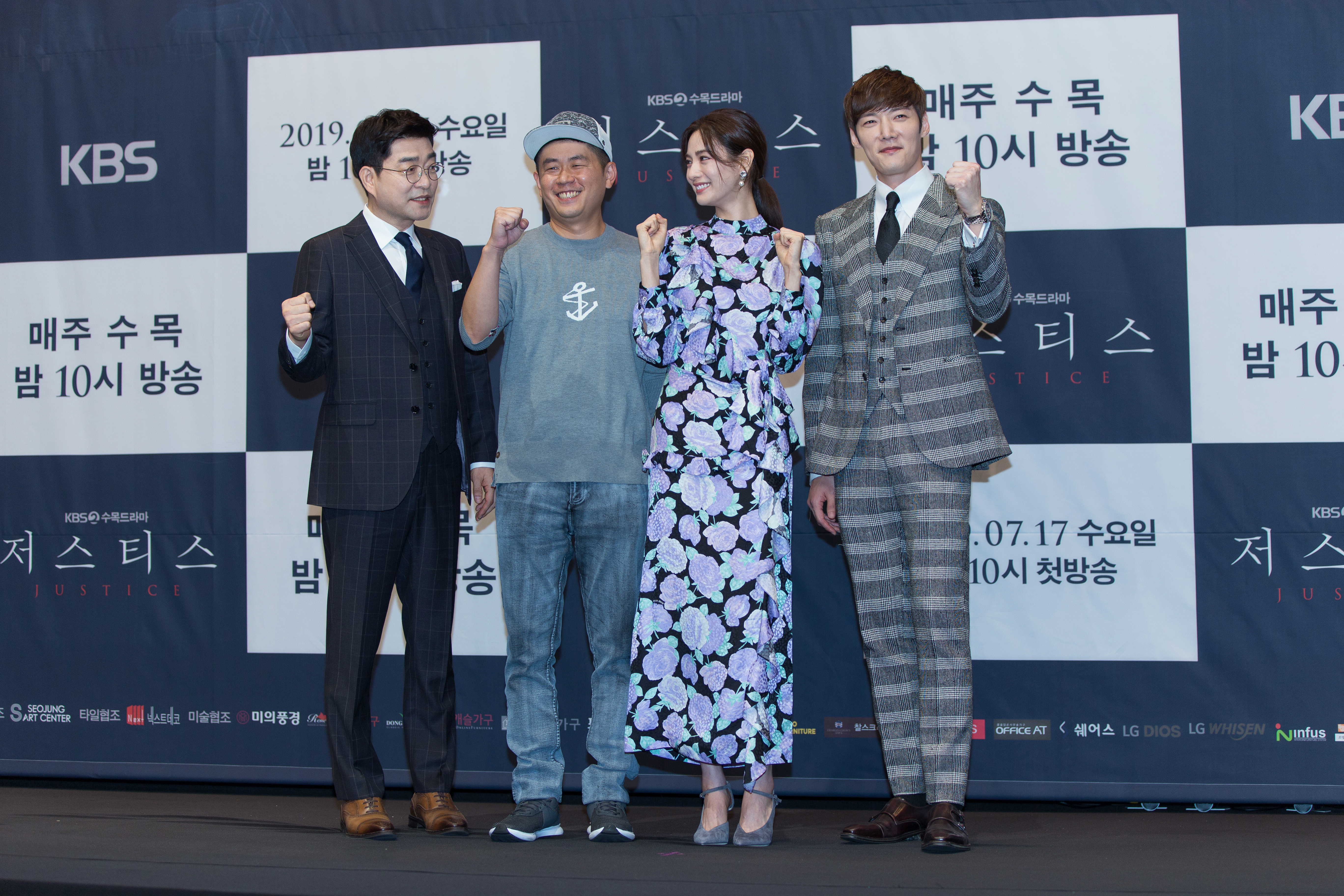 《正義之刃》在friDay影音跟播，崔振赫（右一）、Nana（左二）與孫賢周（左一）一起演出。（friDay影音提供）